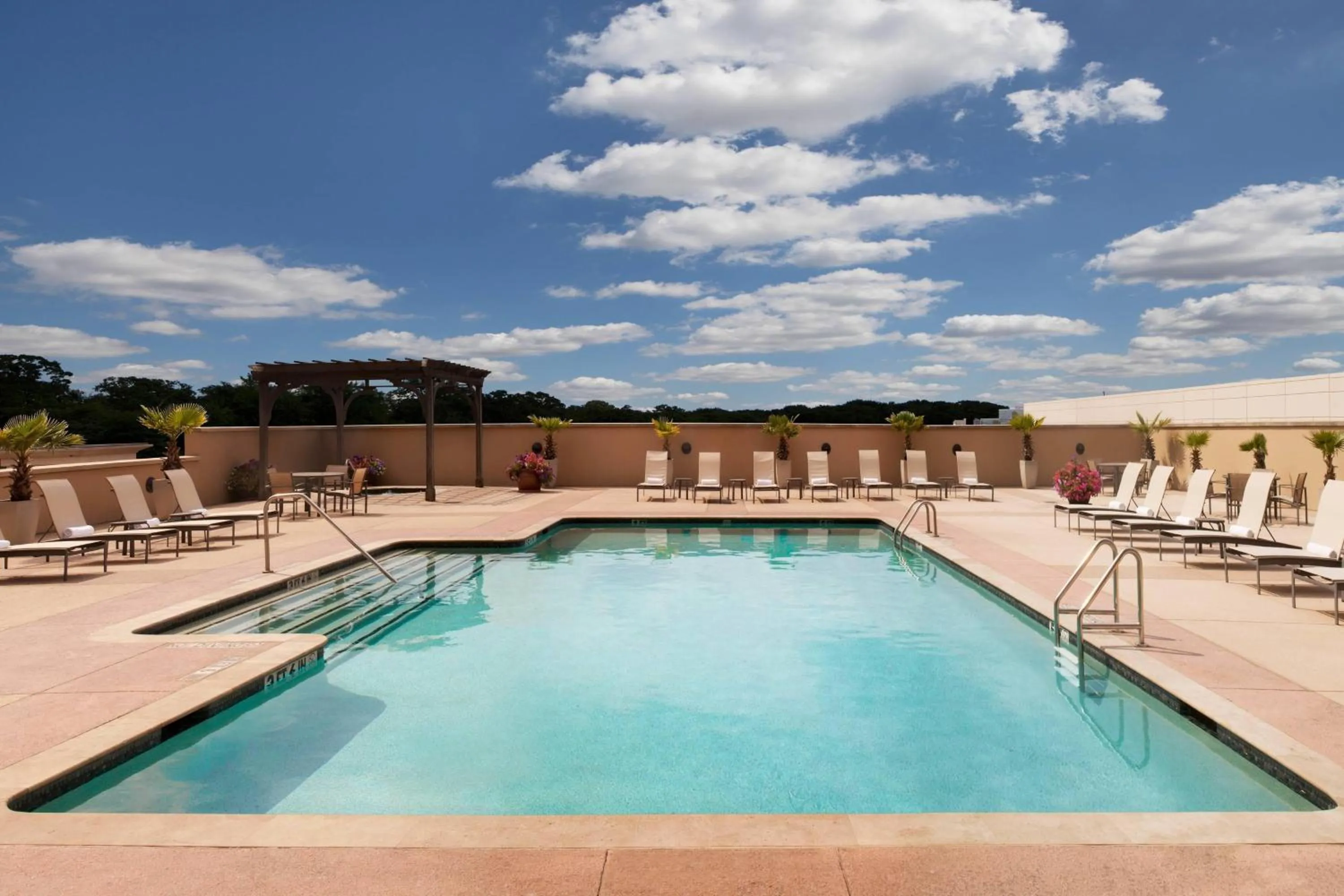 Swimming pool in Houston Marriott Sugar Land