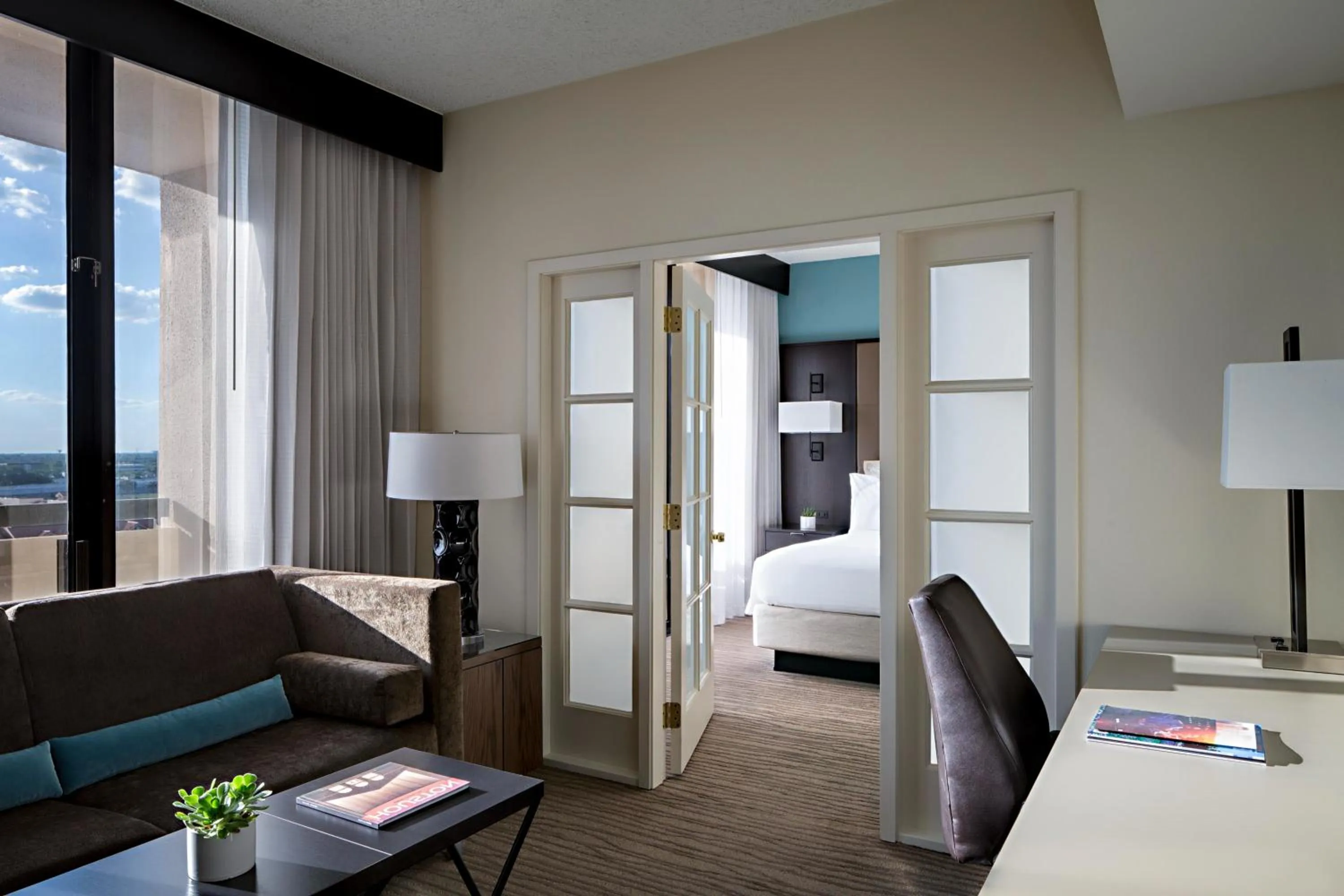 Seating area, Bed in Houston Marriott Westchase