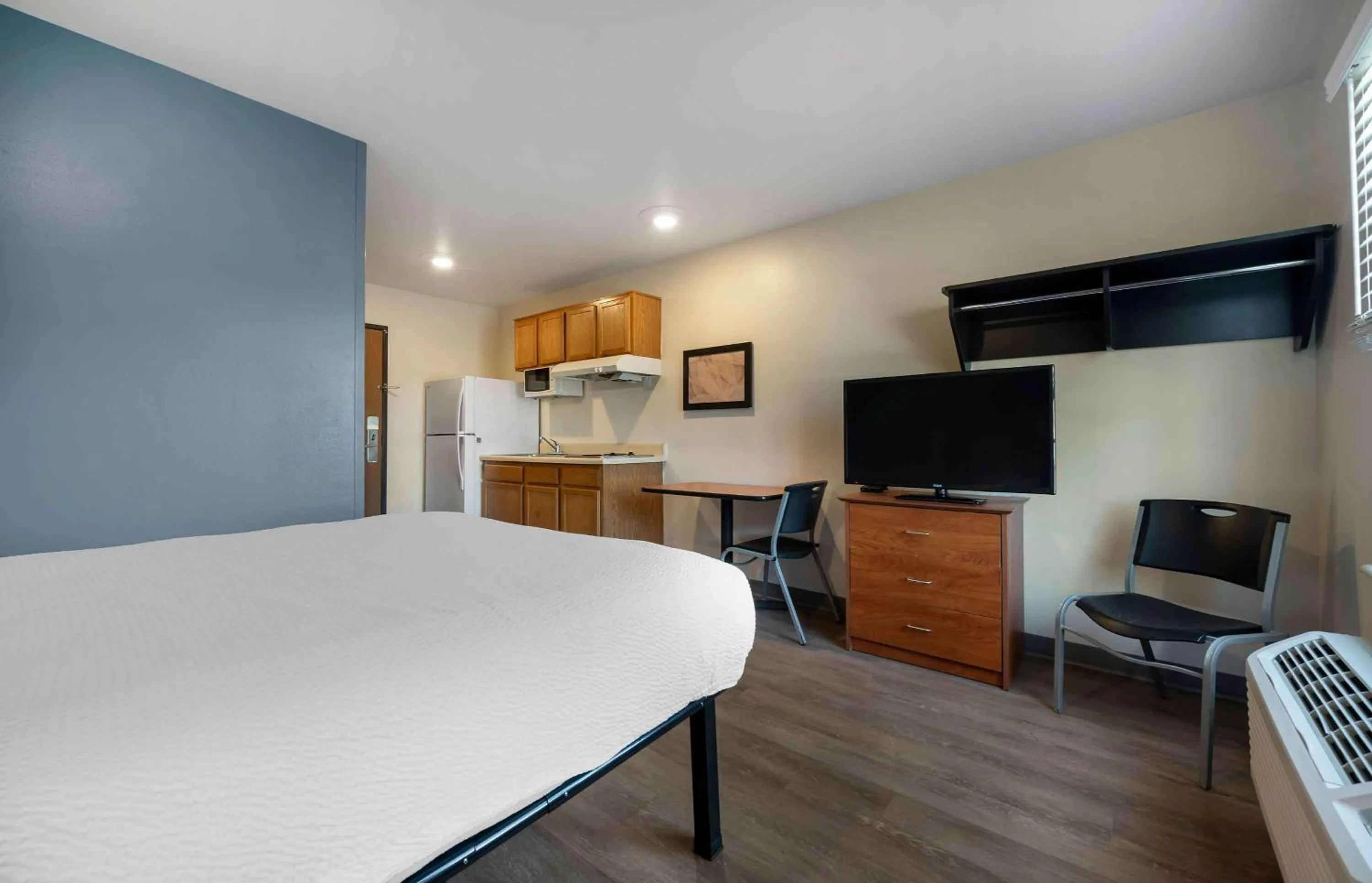 Bedroom, Bed in Extended Stay America Select Suites - Orlando - East