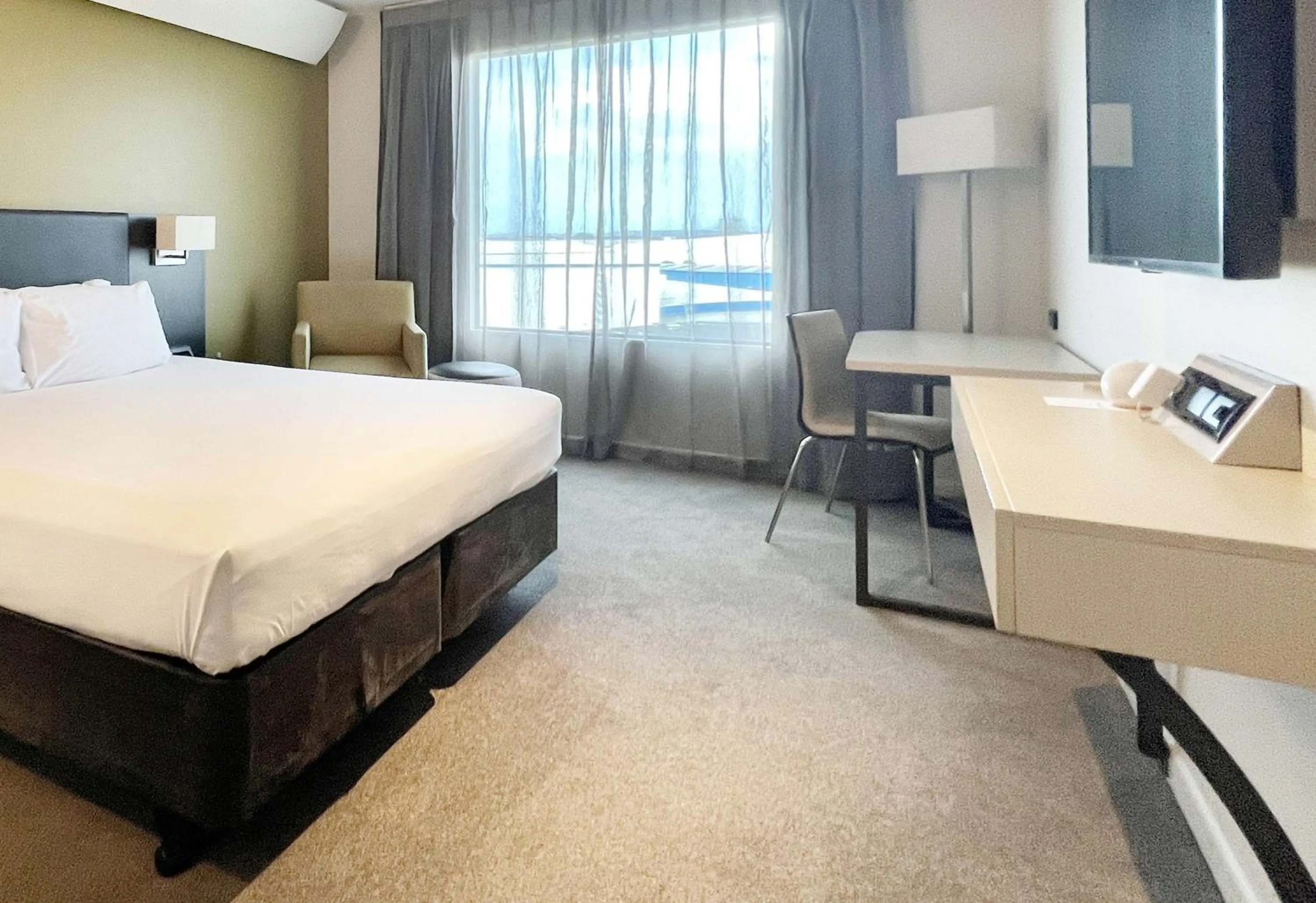 Bedroom, Bed in Sudima Auckland Airport