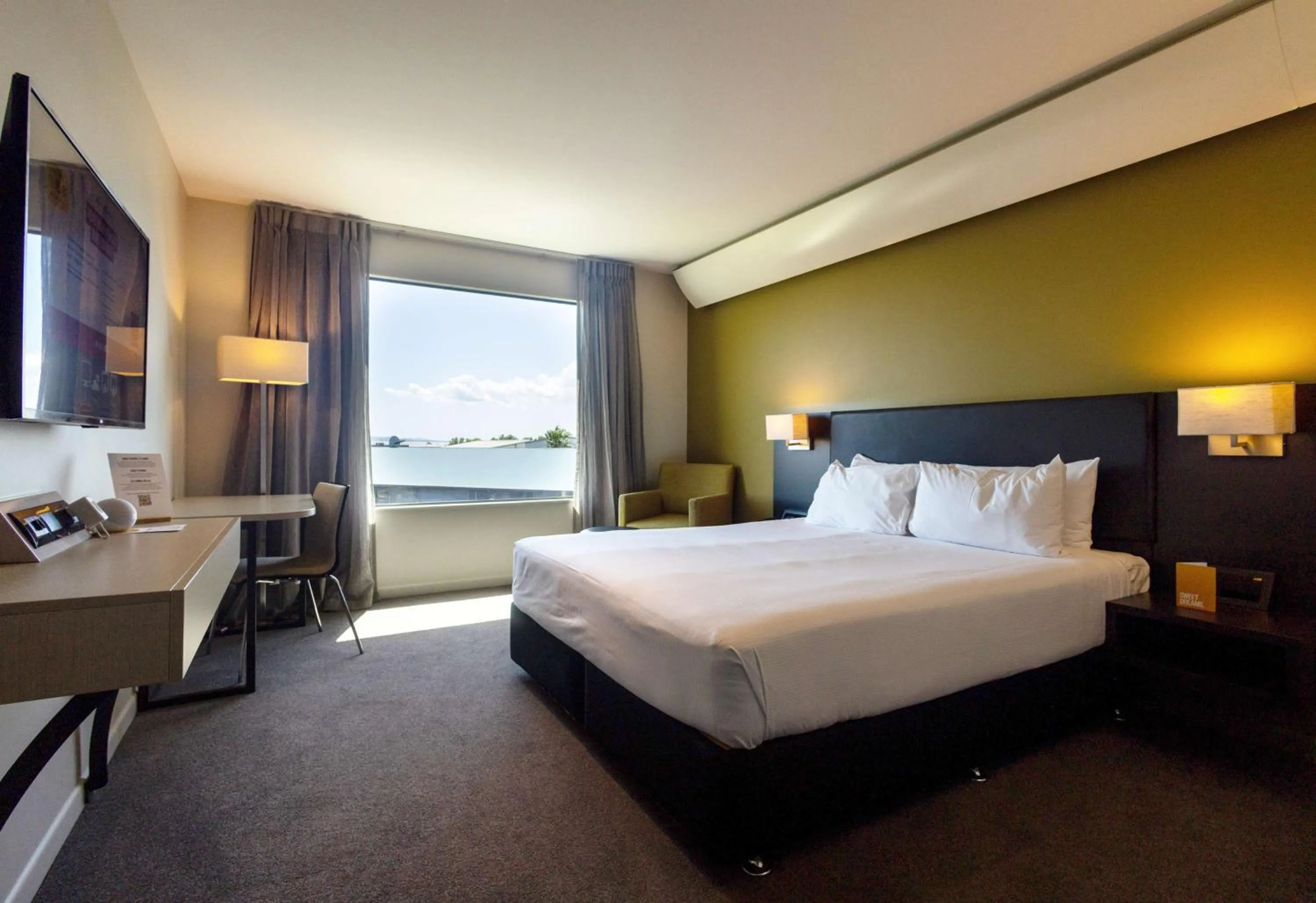 Bedroom, Bed in Sudima Auckland Airport