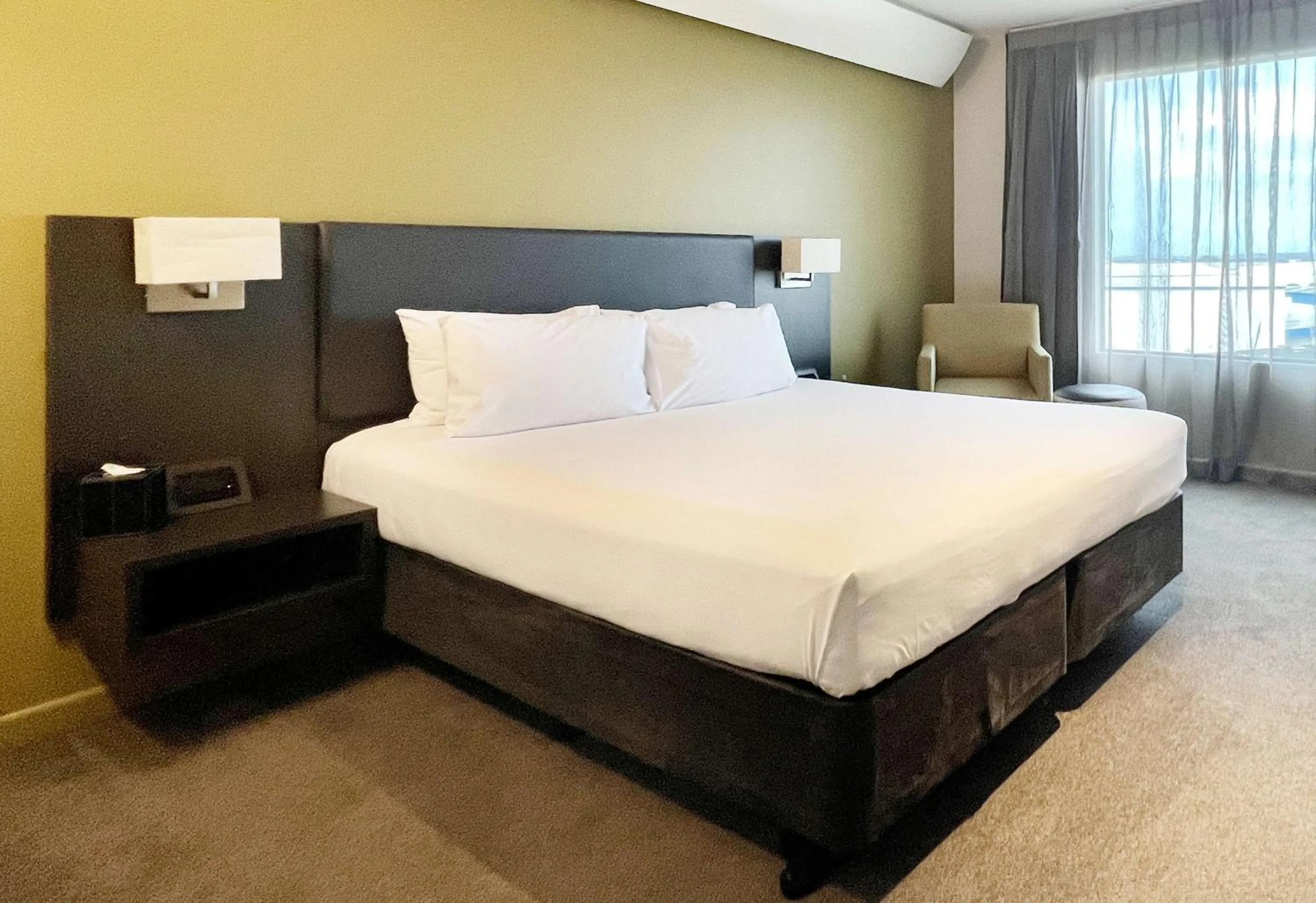 Bedroom, Bed in Sudima Auckland Airport