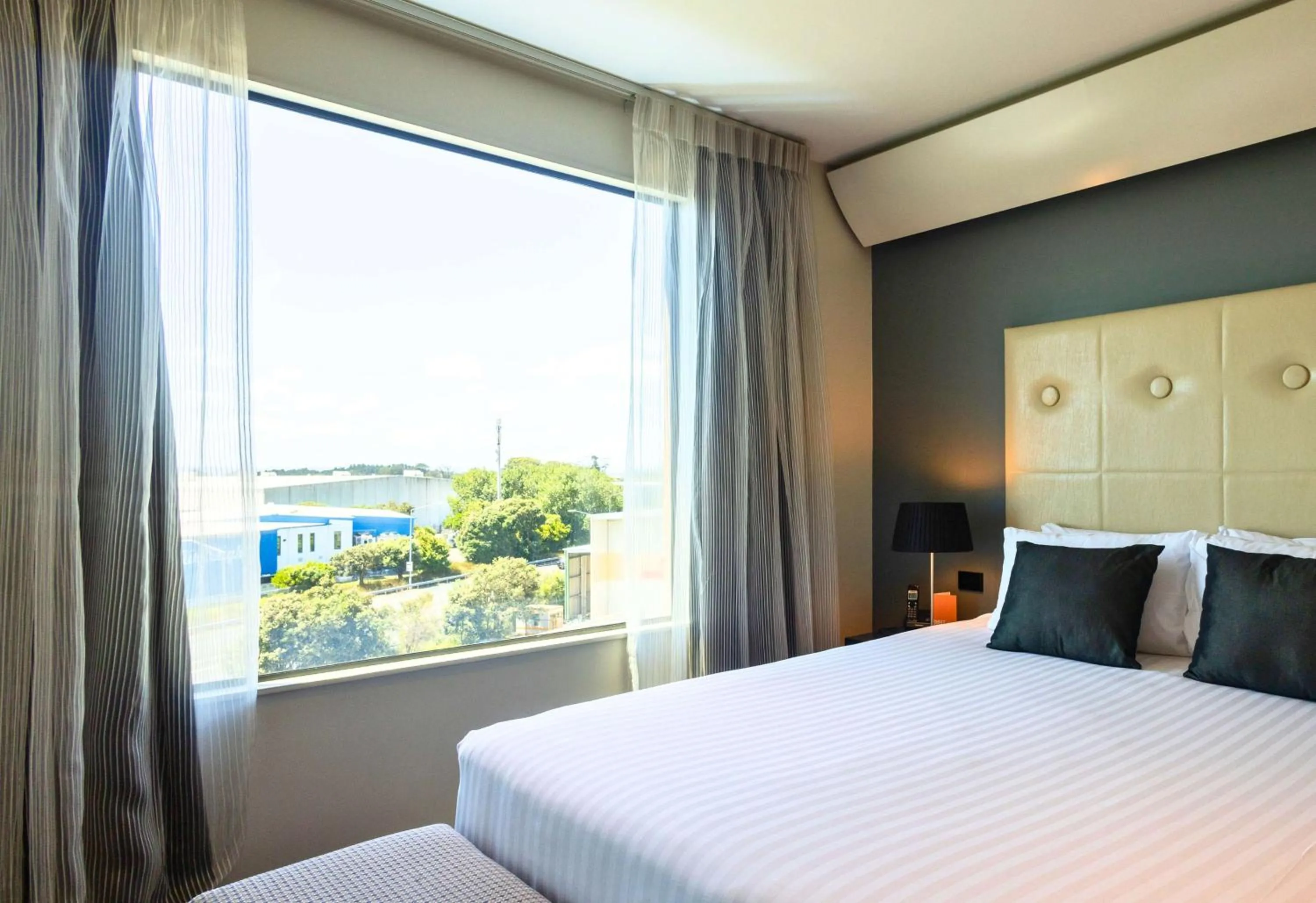 View (from property/room), Bed in Sudima Auckland Airport