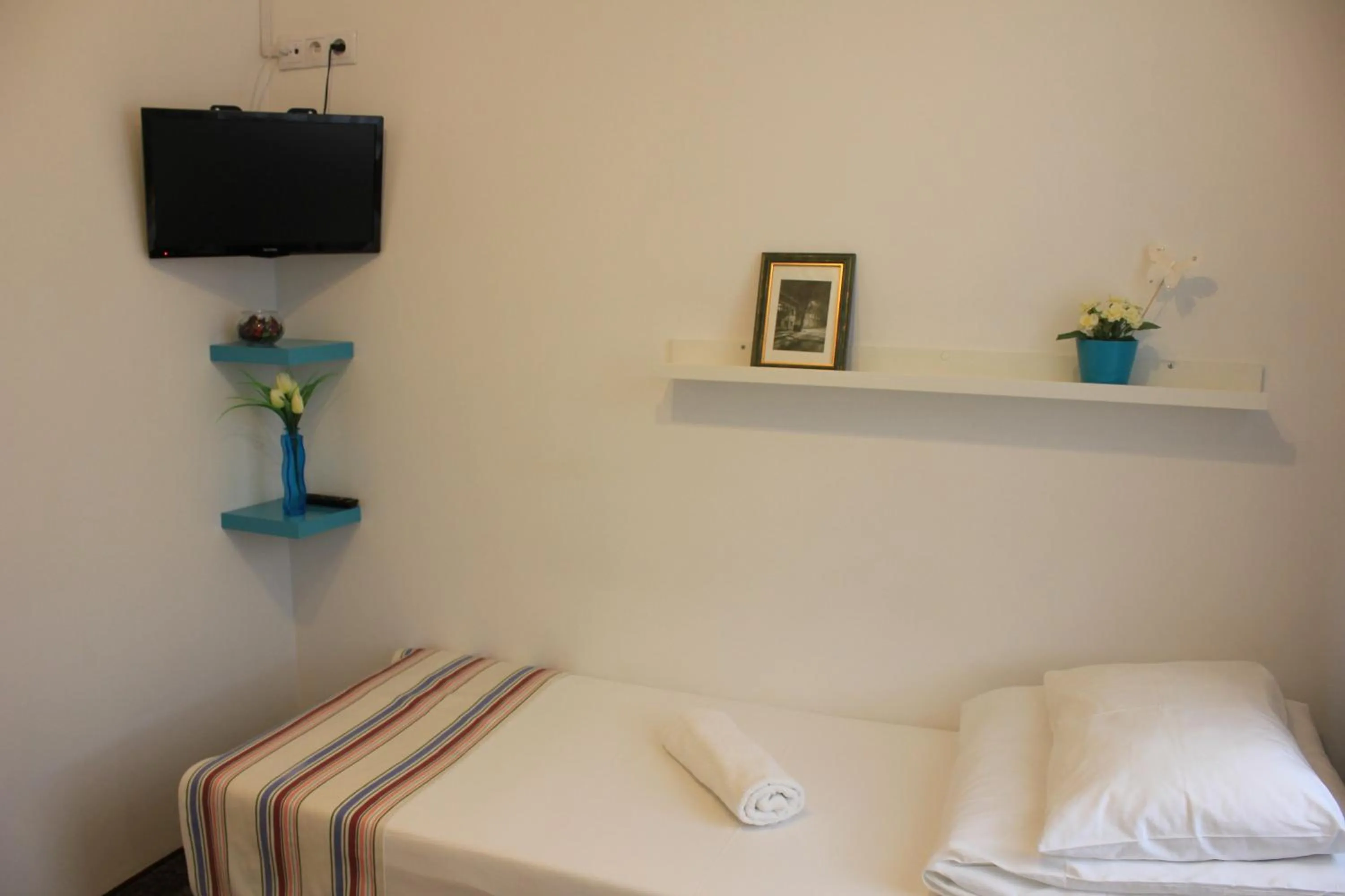 Decorative detail, Bed in Kolorowa Guest Rooms