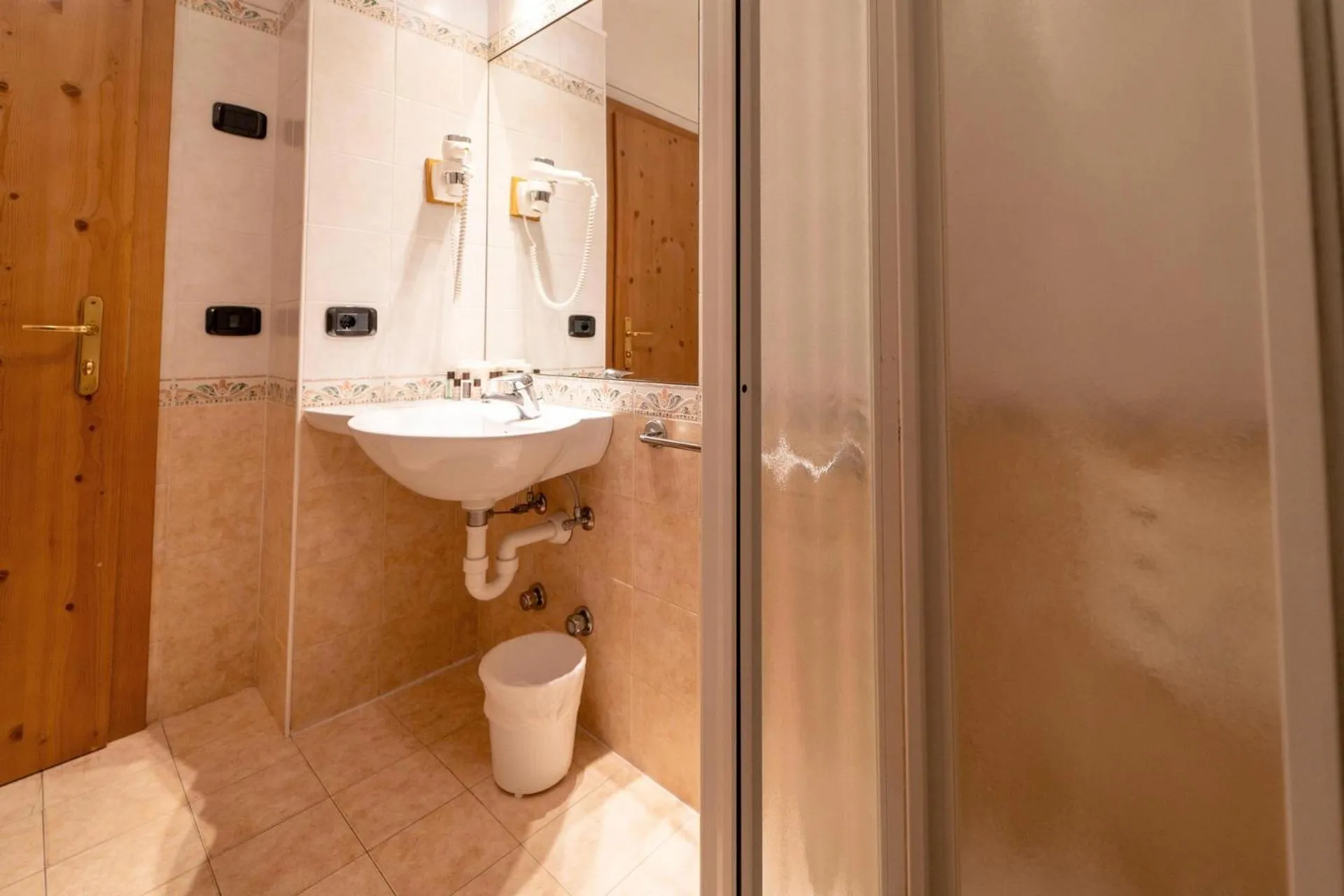 Shower in Hotel Primula