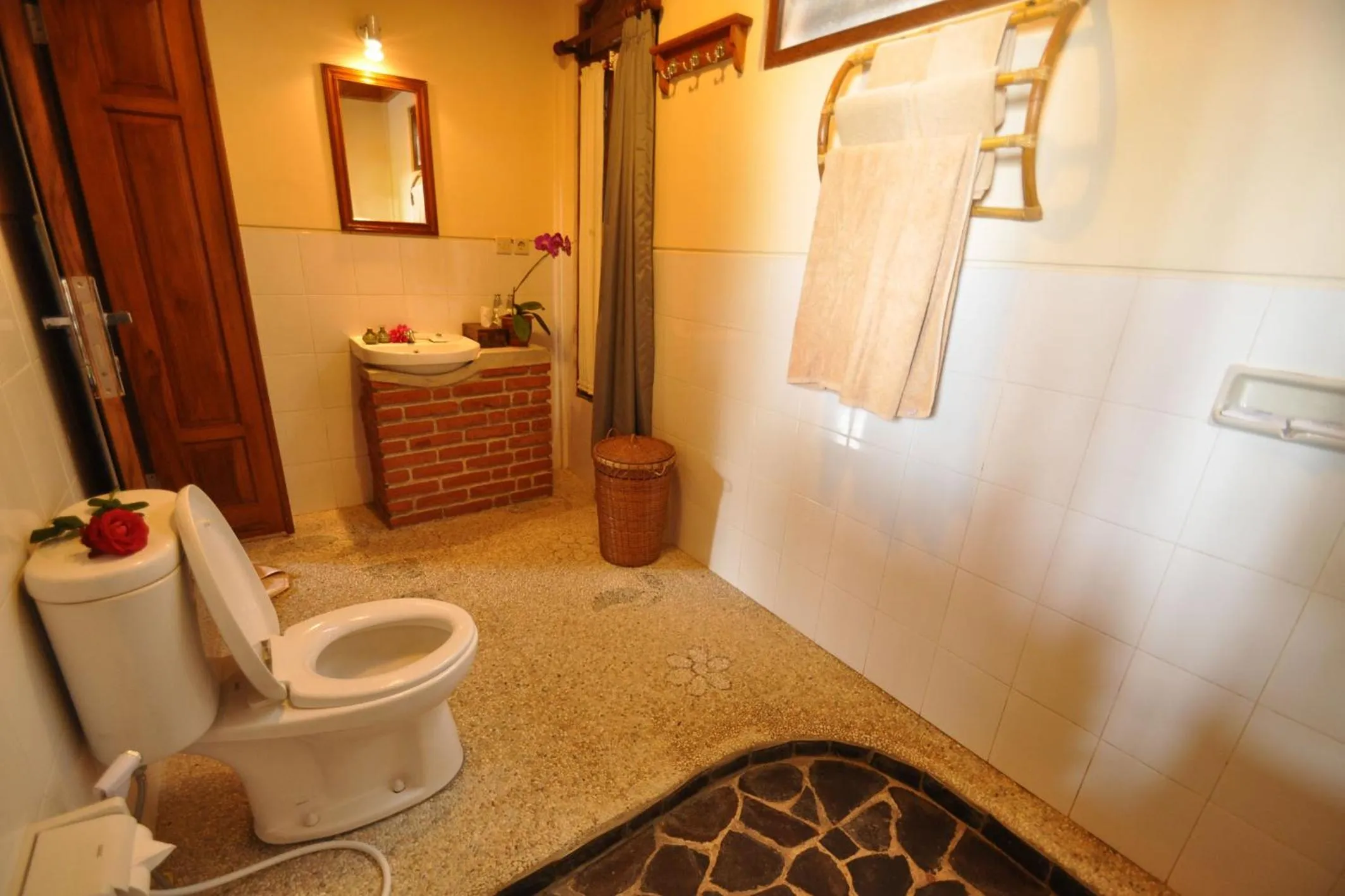 Bathroom in Puri Lumbung Cottages Restaurant & Spa Munduk