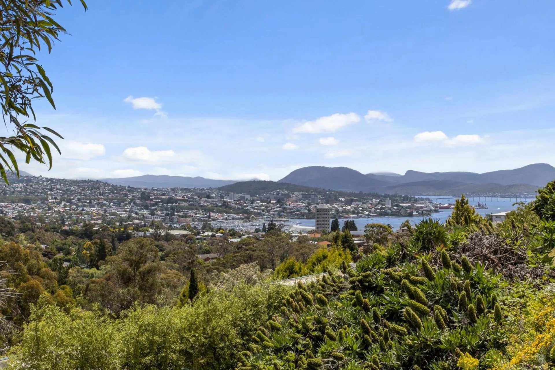 The View 2 bed unit with stunning Hobart outlook