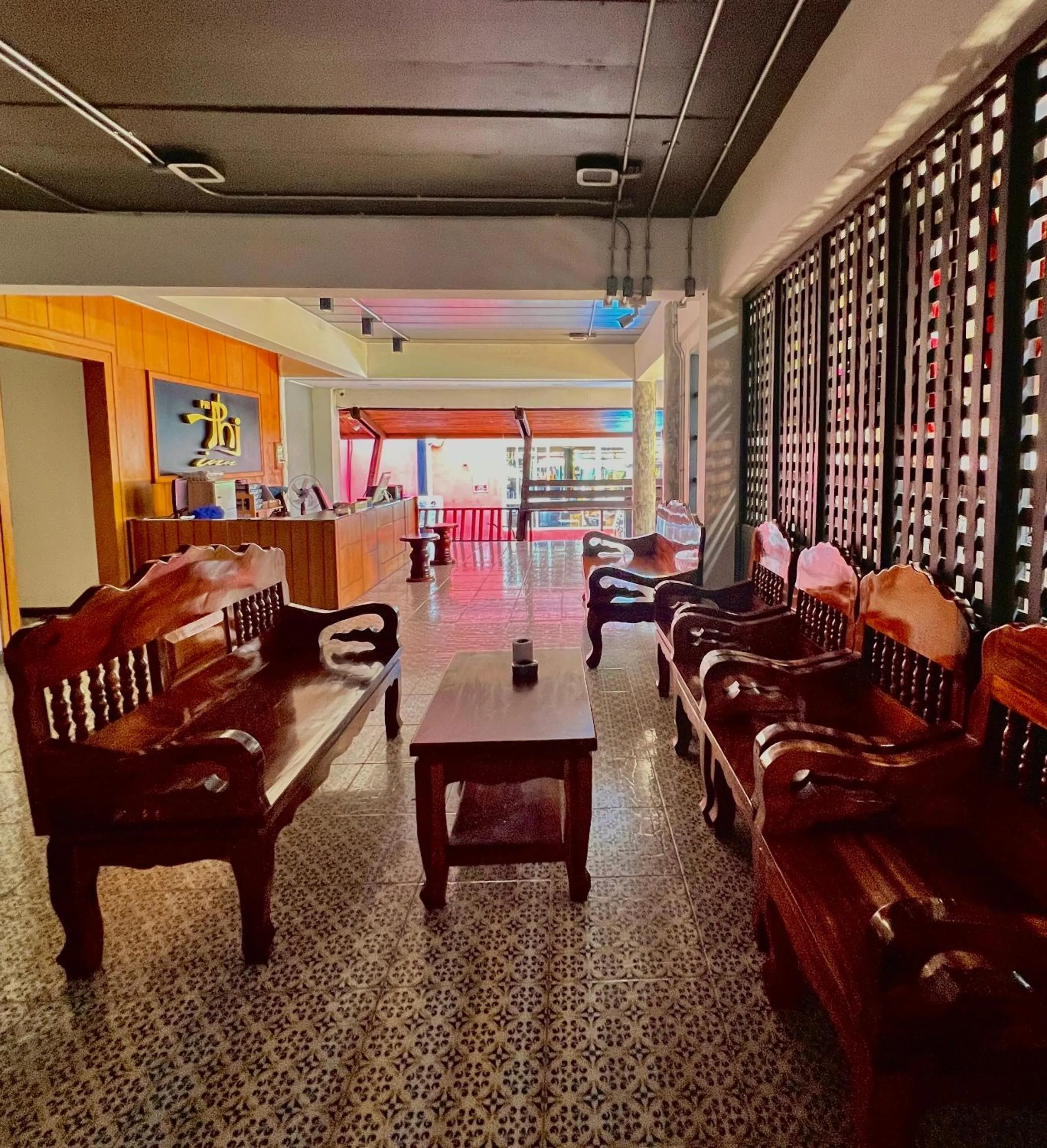 Communal lounge/ TV room in Phi Phi Inn