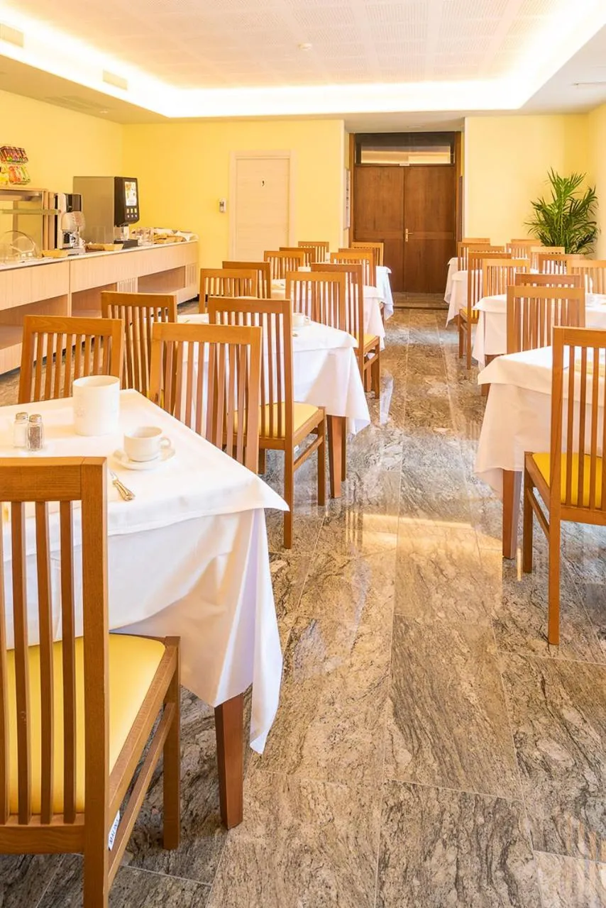Restaurant/places to eat in Hotel Centrale