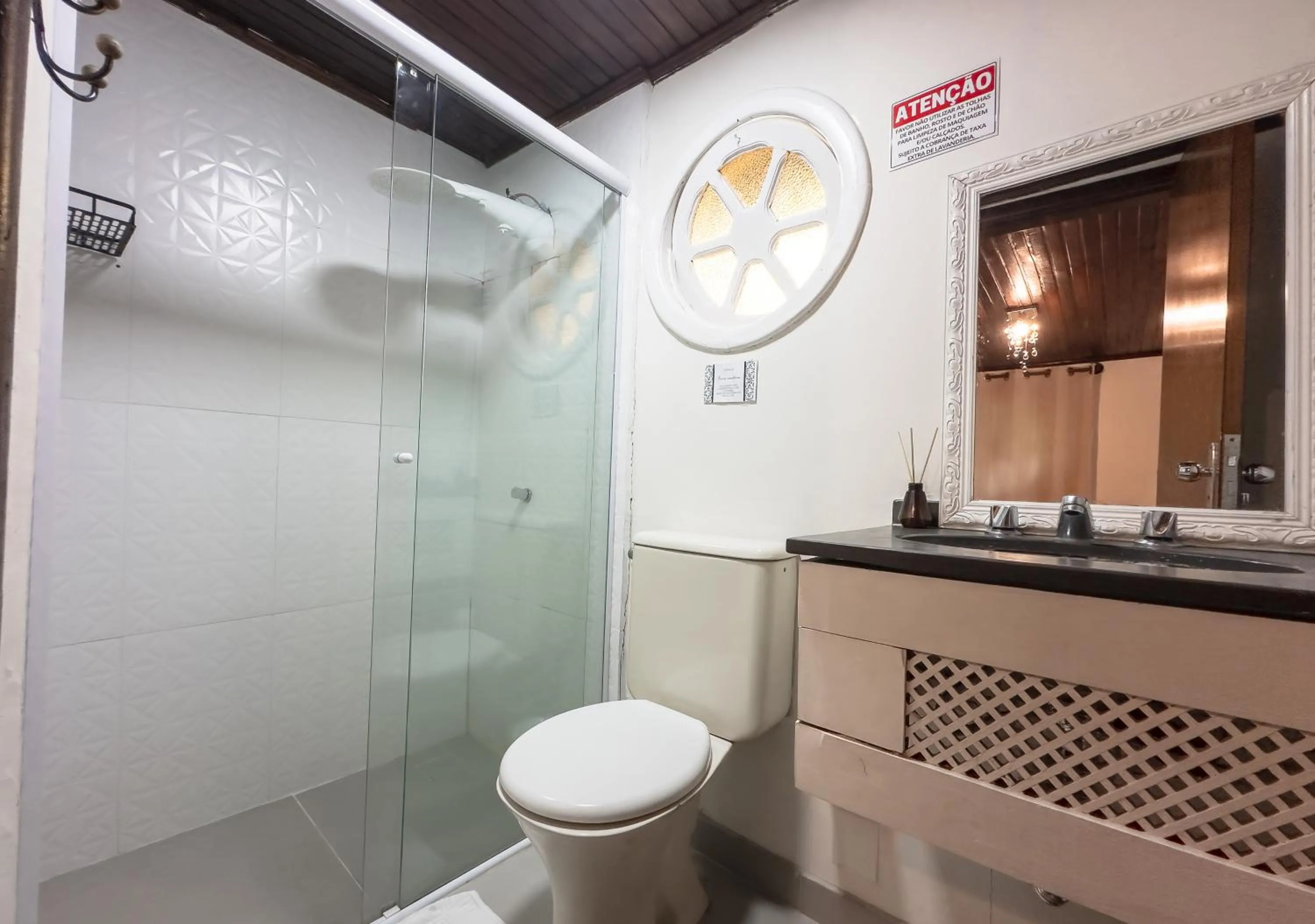 Toilet in Pousada Flor de Penedo
