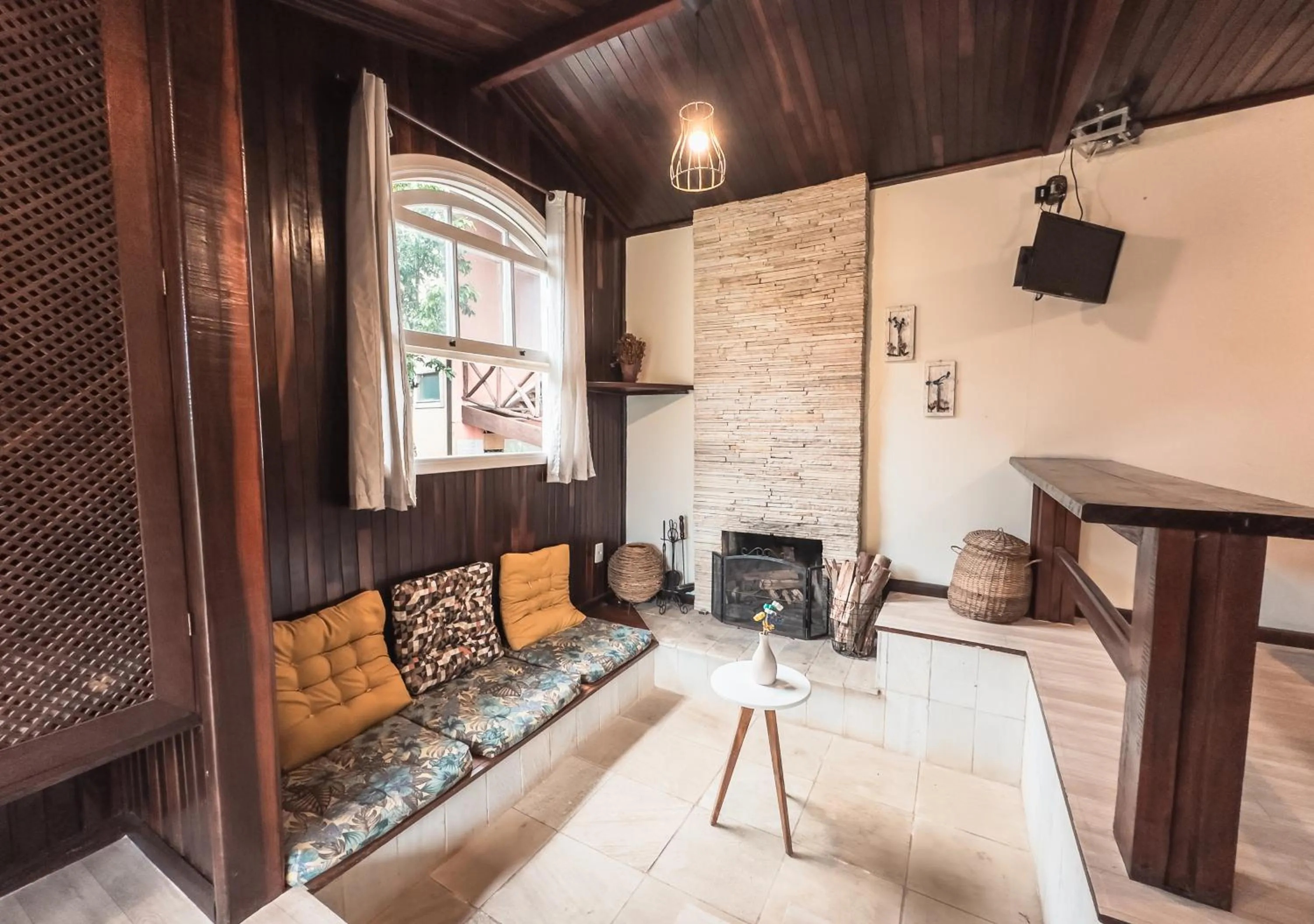 Living room in Pousada Flor de Penedo