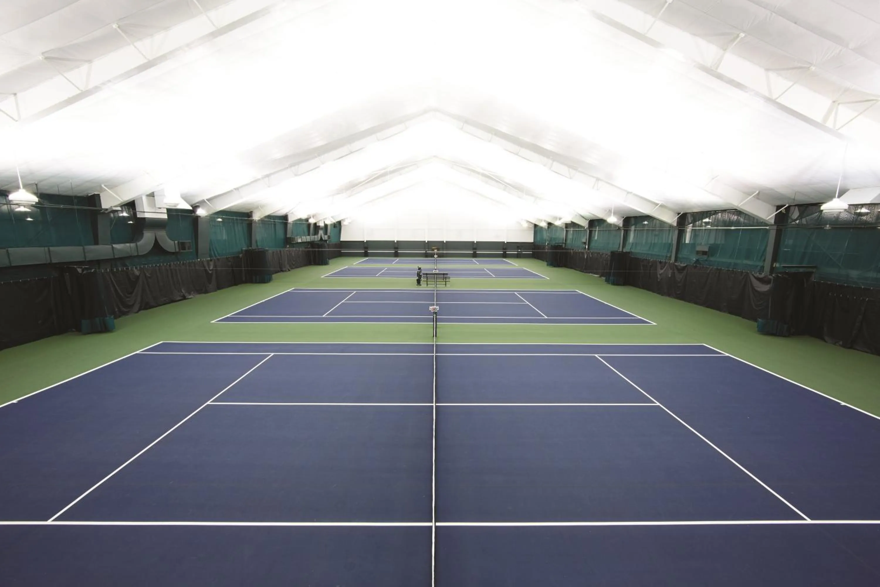 Tennis court in The Hotel & Athletic Club at Midtown