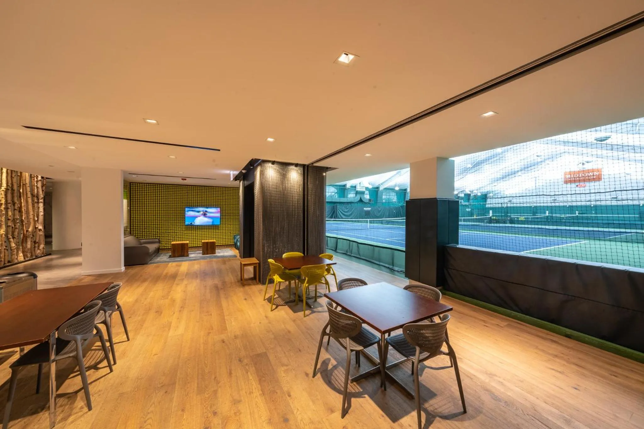 Tennis court in The Hotel & Athletic Club at Midtown