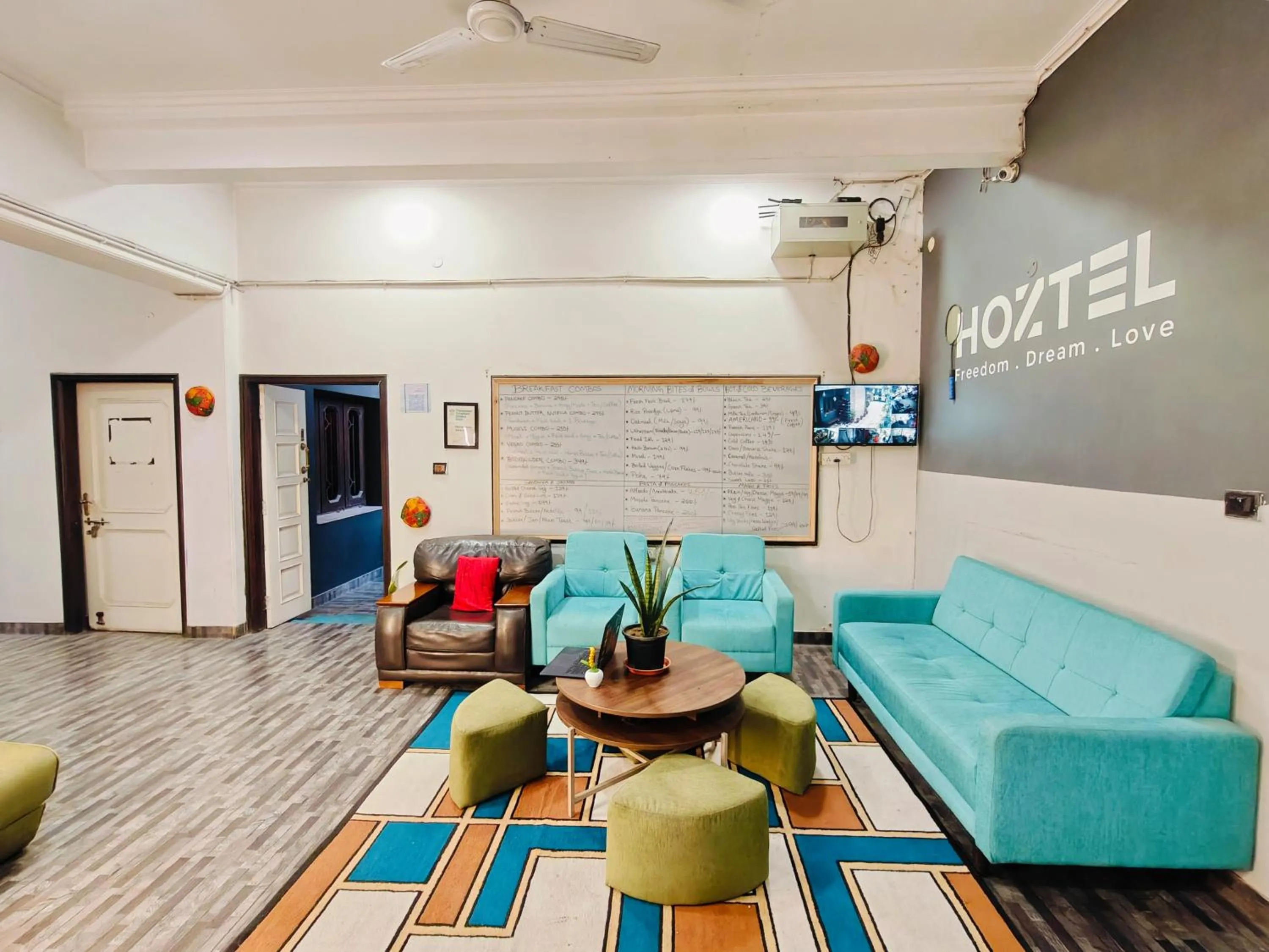 Communal lounge/ TV room in Hoztel Jaipur