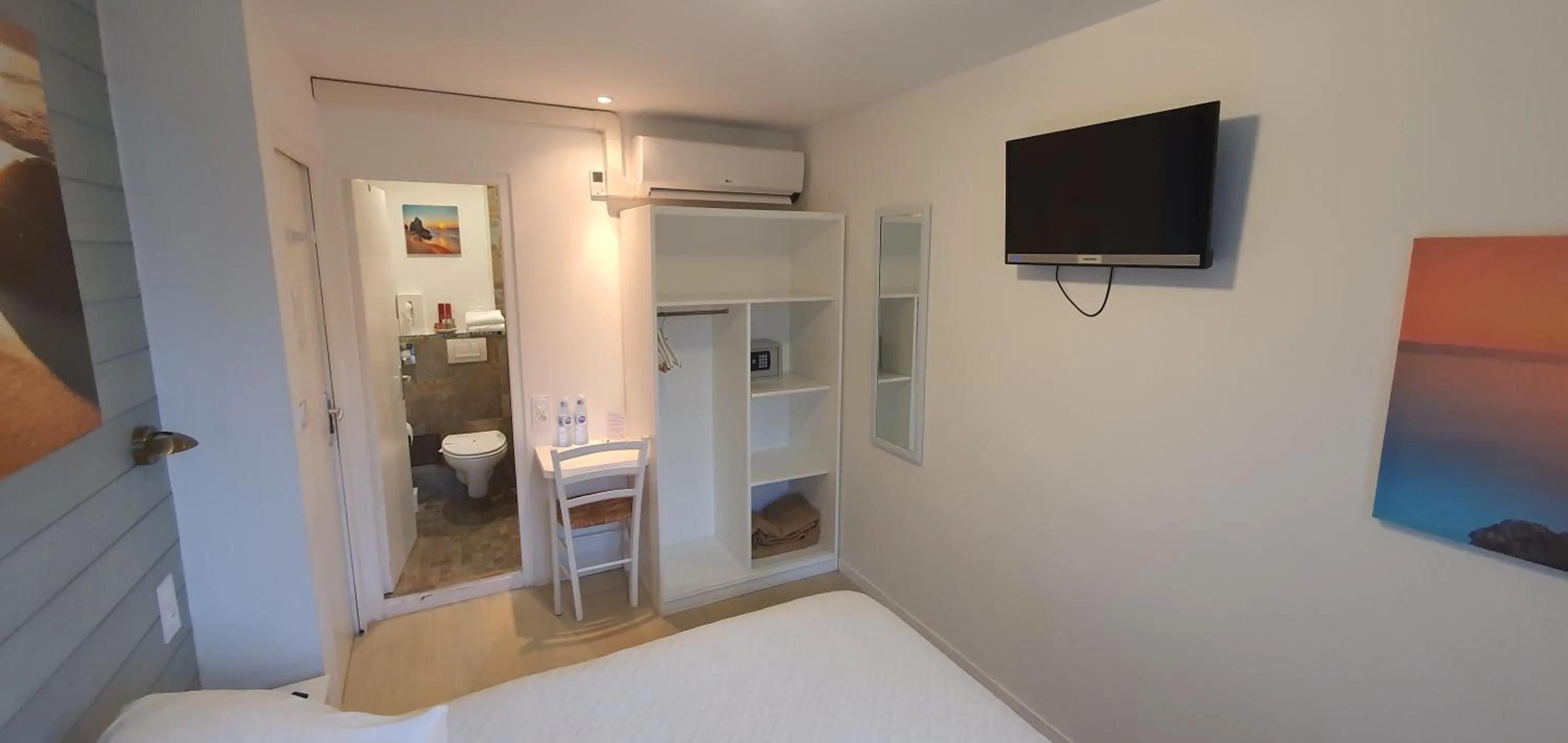 Bed in Hotel Cote d'Argent