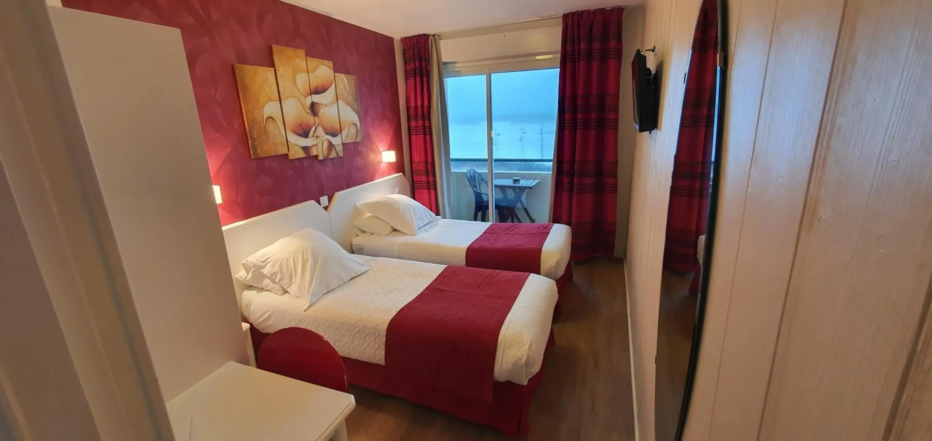 Superior Twin Room in Hotel Cote d'Argent Superior Twin Room in Hotel Cote d'Argent