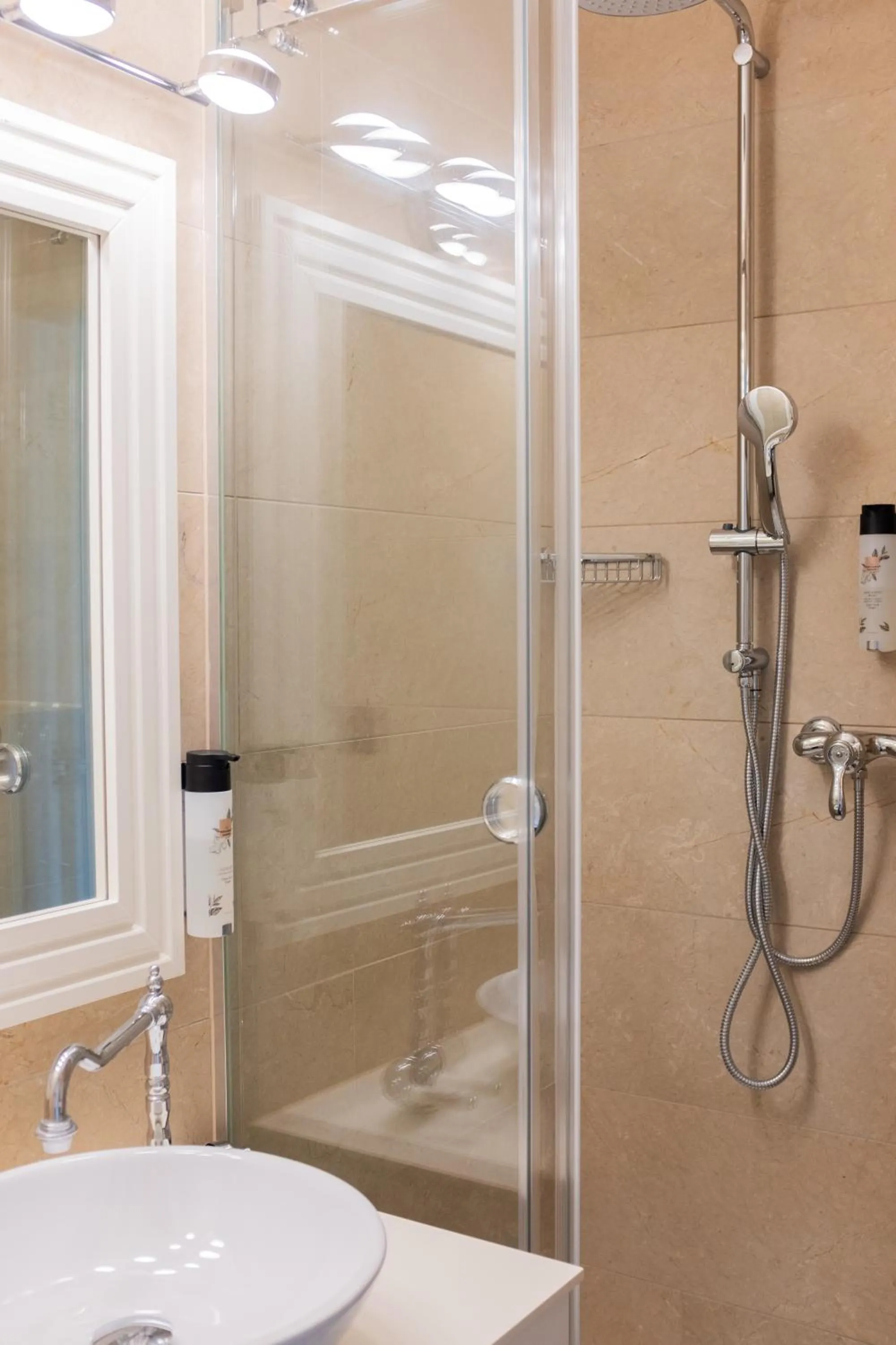 Shower in Baron Tavernier Hotel Restaurant & SPA