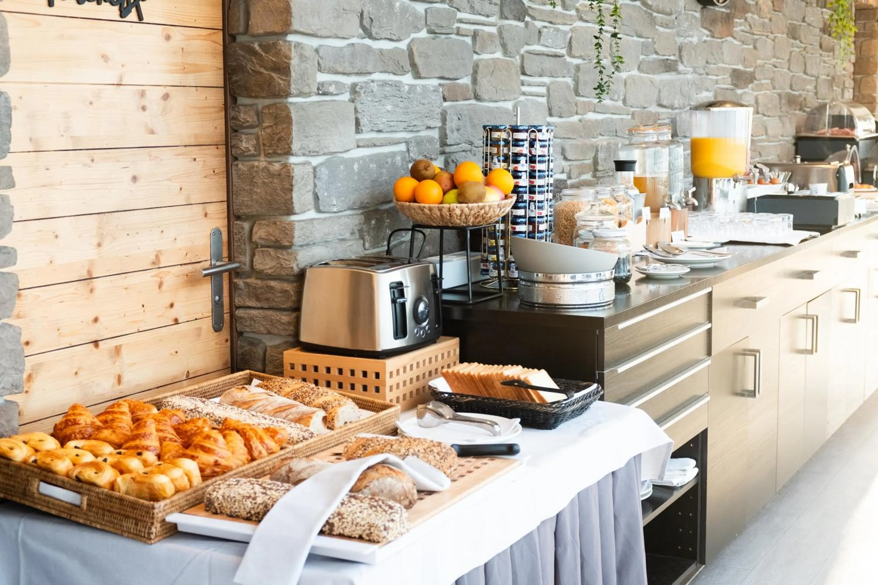 Coffee/tea facilities in Baron Tavernier Hotel Restaurant & SPA