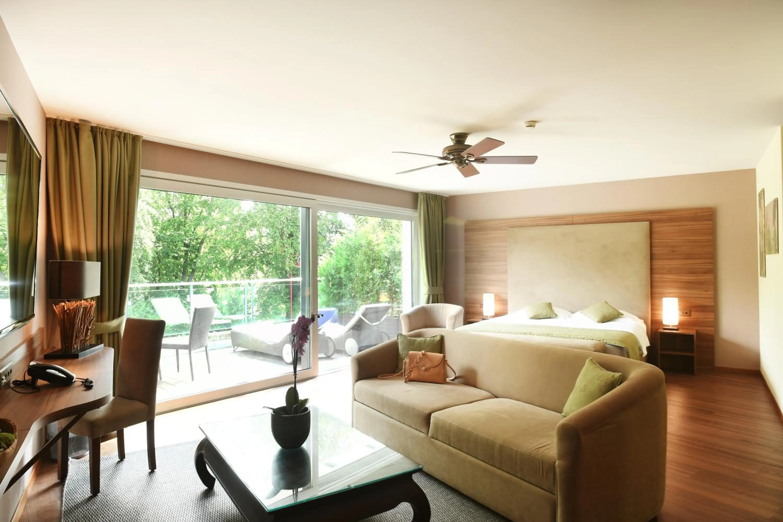 Communal lounge/ TV room in Baron Tavernier Hotel Restaurant & SPA