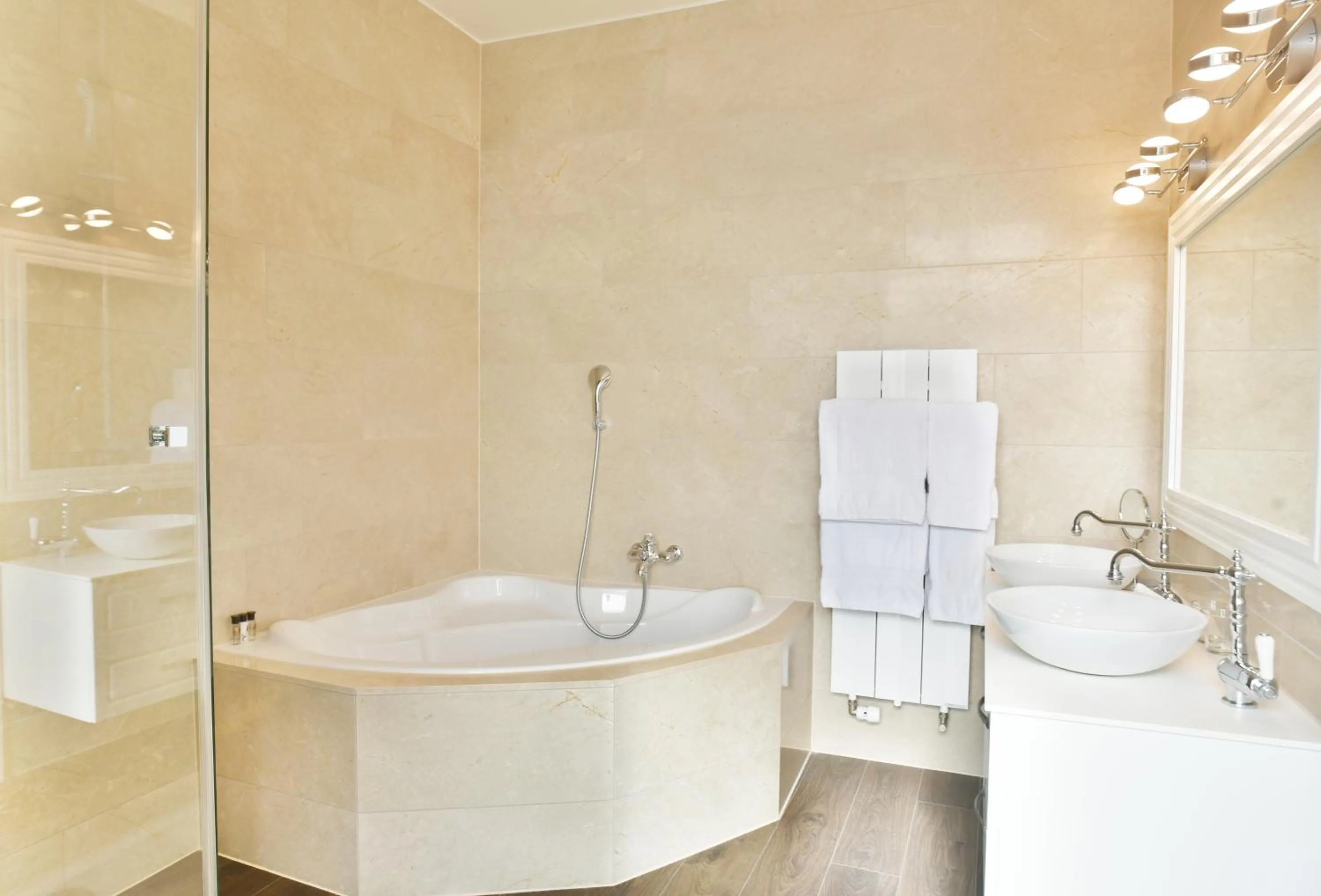 Bathroom in Baron Tavernier Hotel Restaurant & SPA