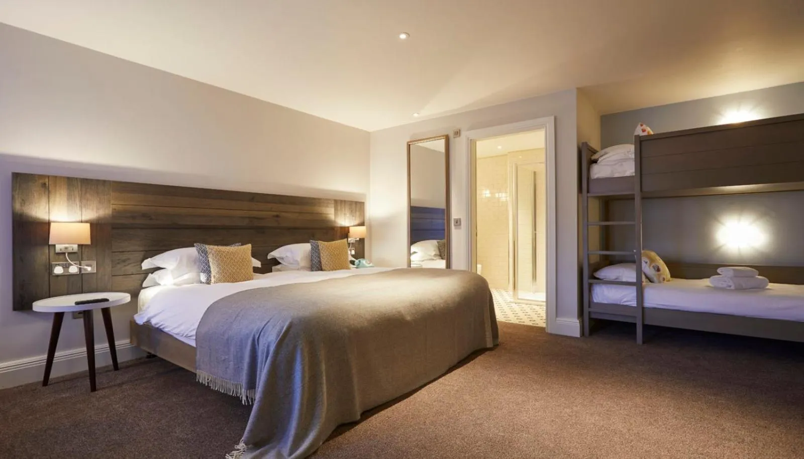 Bedroom, Bed in The Swan, Streatley, Berkshire