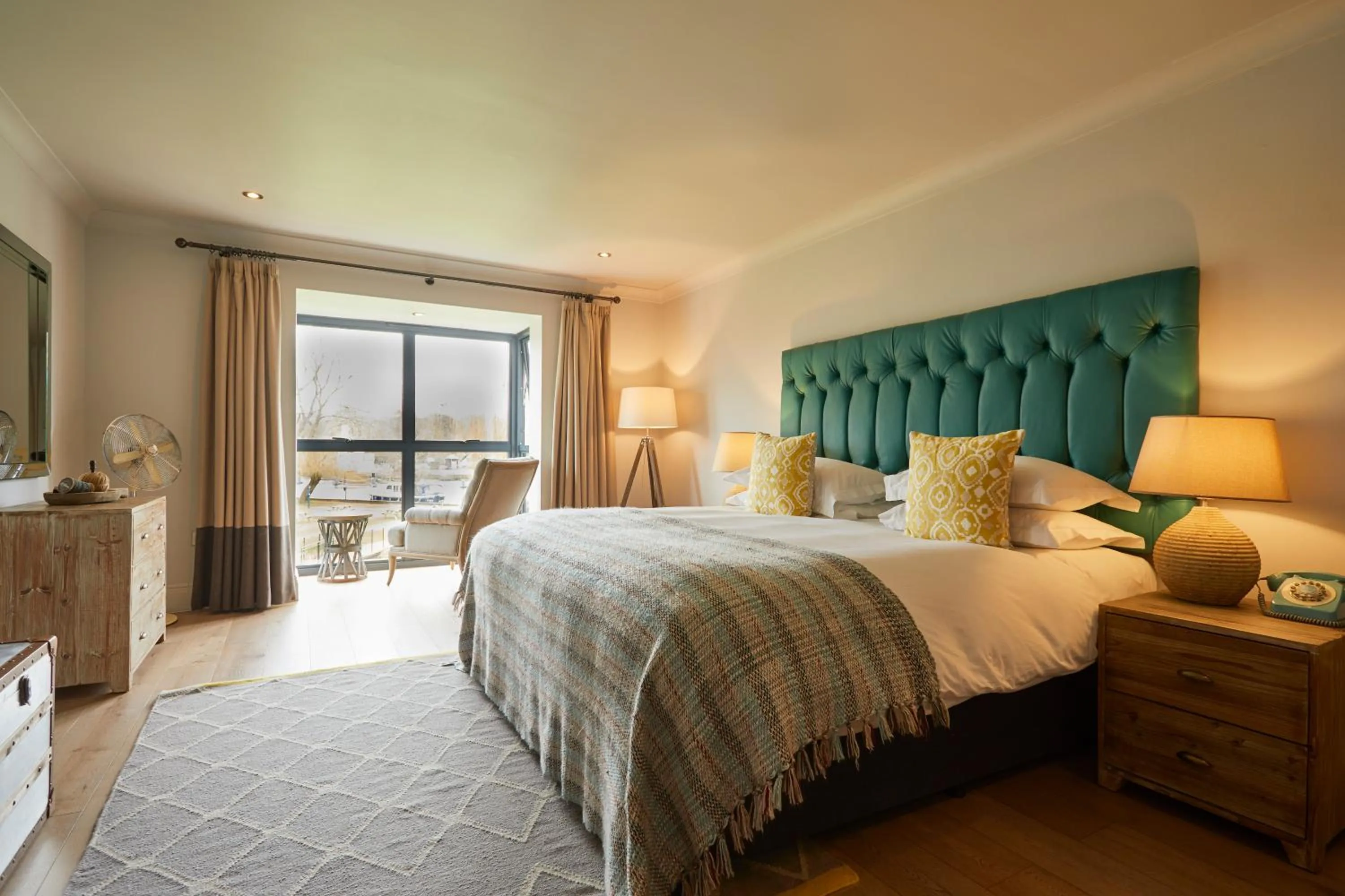 Bedroom, Bed in The Swan, Streatley, Berkshire