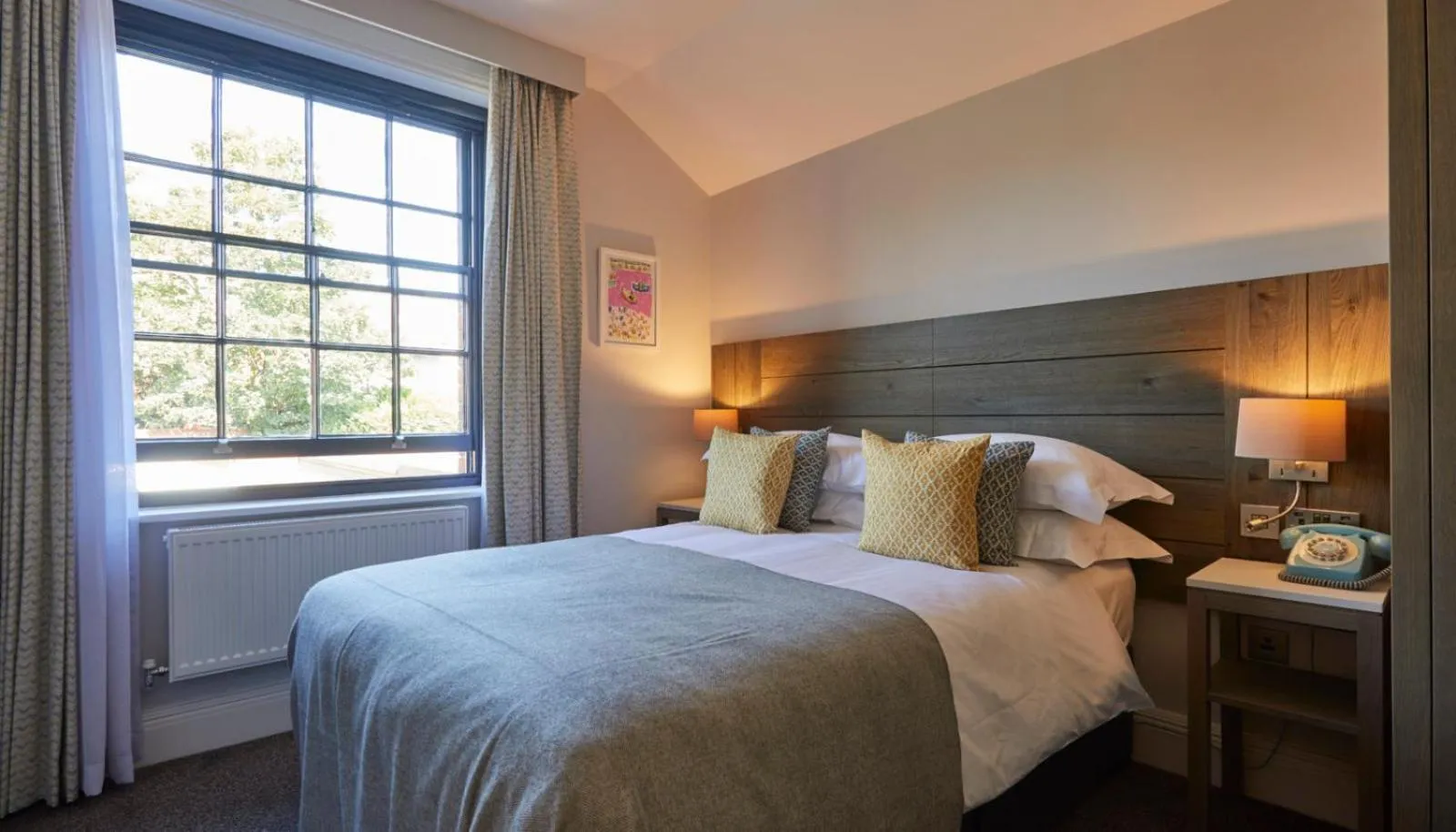 Bedroom, Bed in The Swan, Streatley, Berkshire