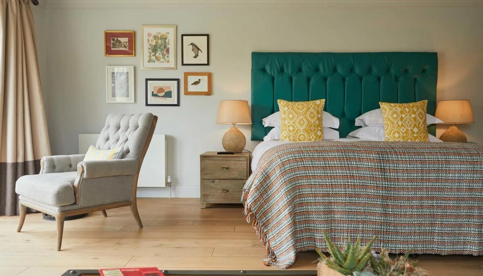 Bedroom, Bed in The Swan, Streatley, Berkshire