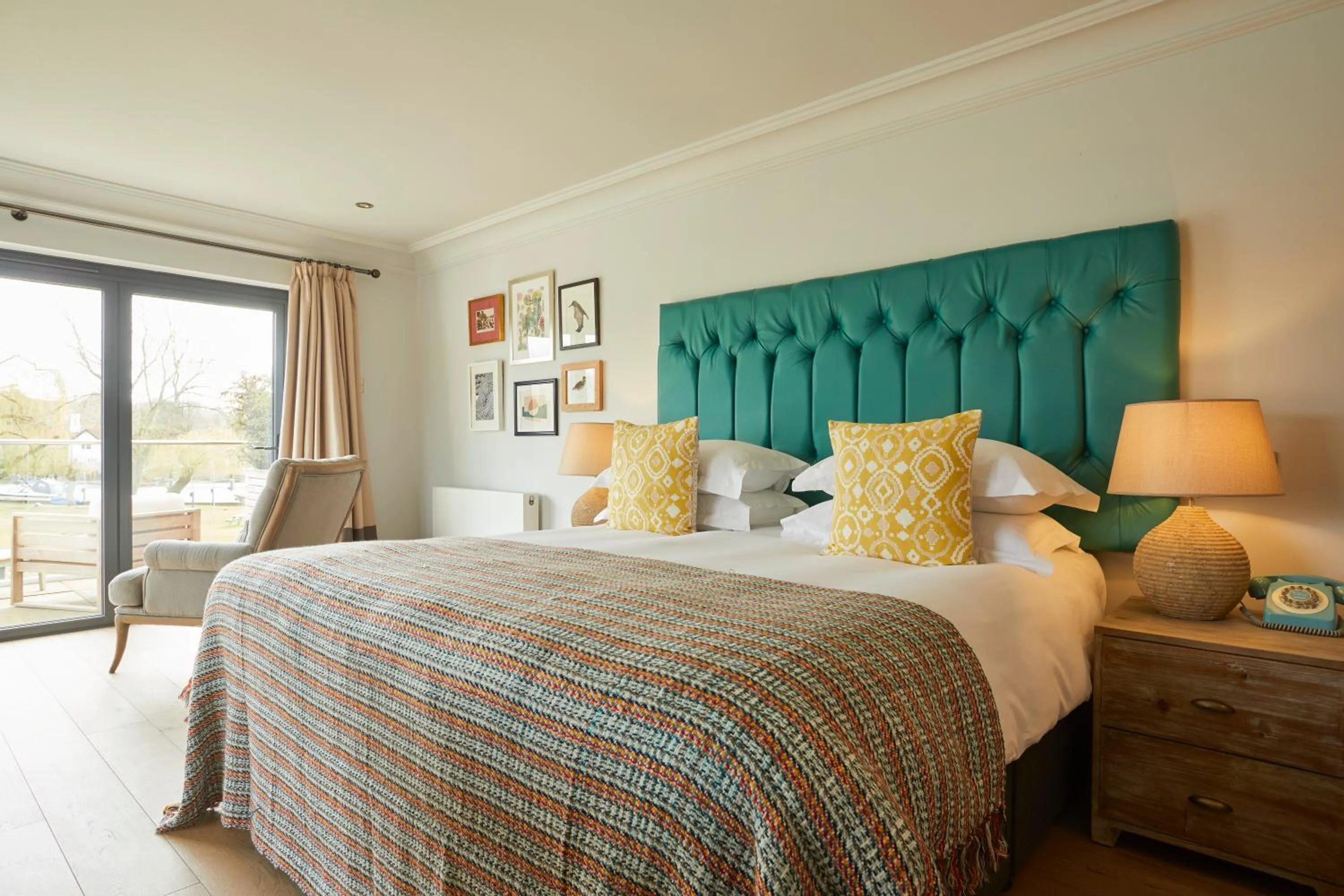 Bedroom, Bed in The Swan, Streatley, Berkshire