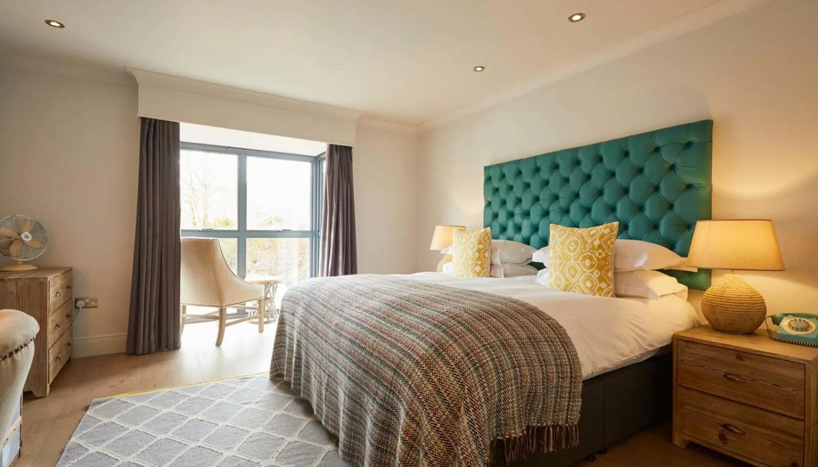 Bedroom, Bed in The Swan, Streatley, Berkshire