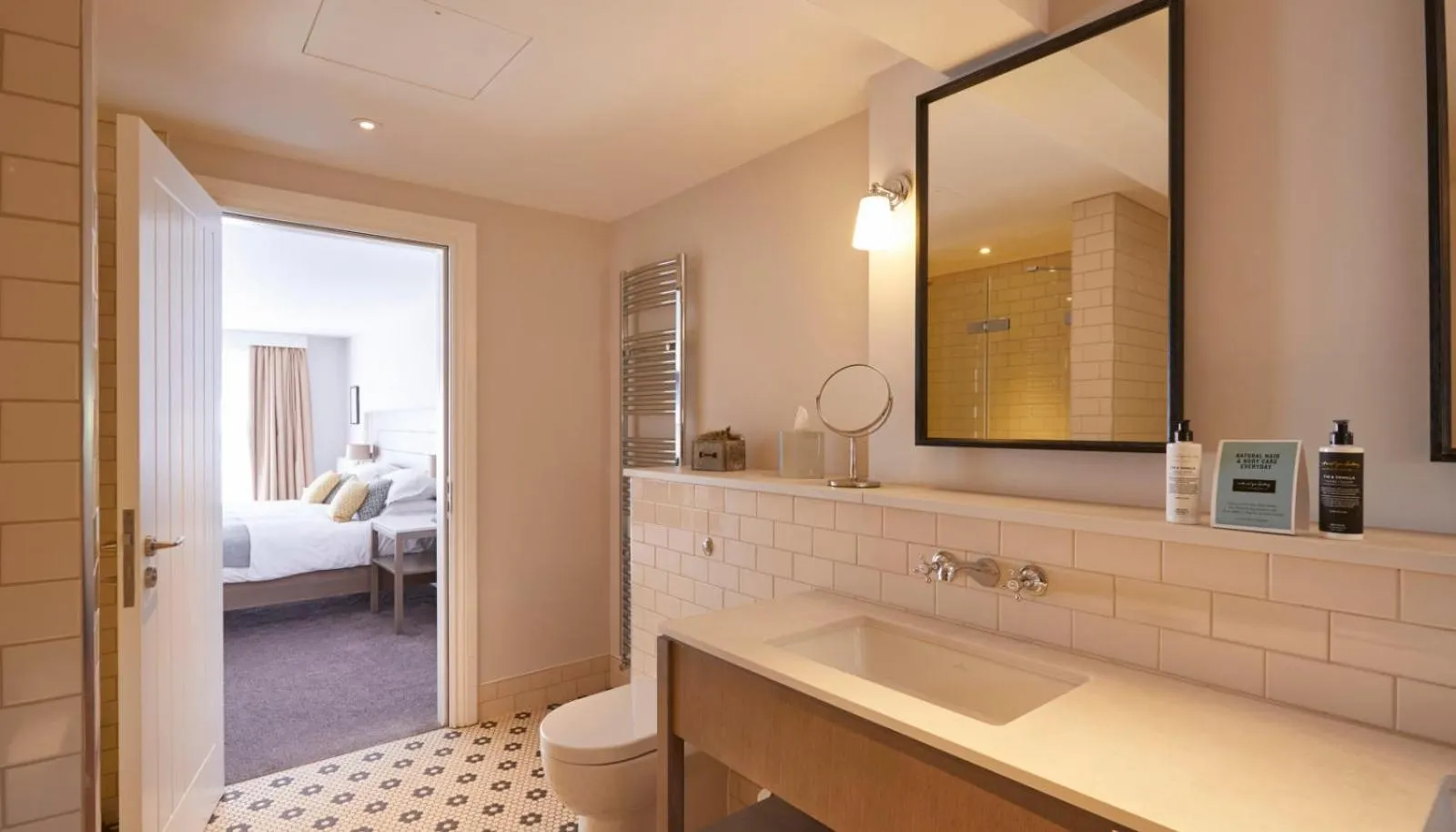 Bathroom, Bed in The Swan, Streatley, Berkshire