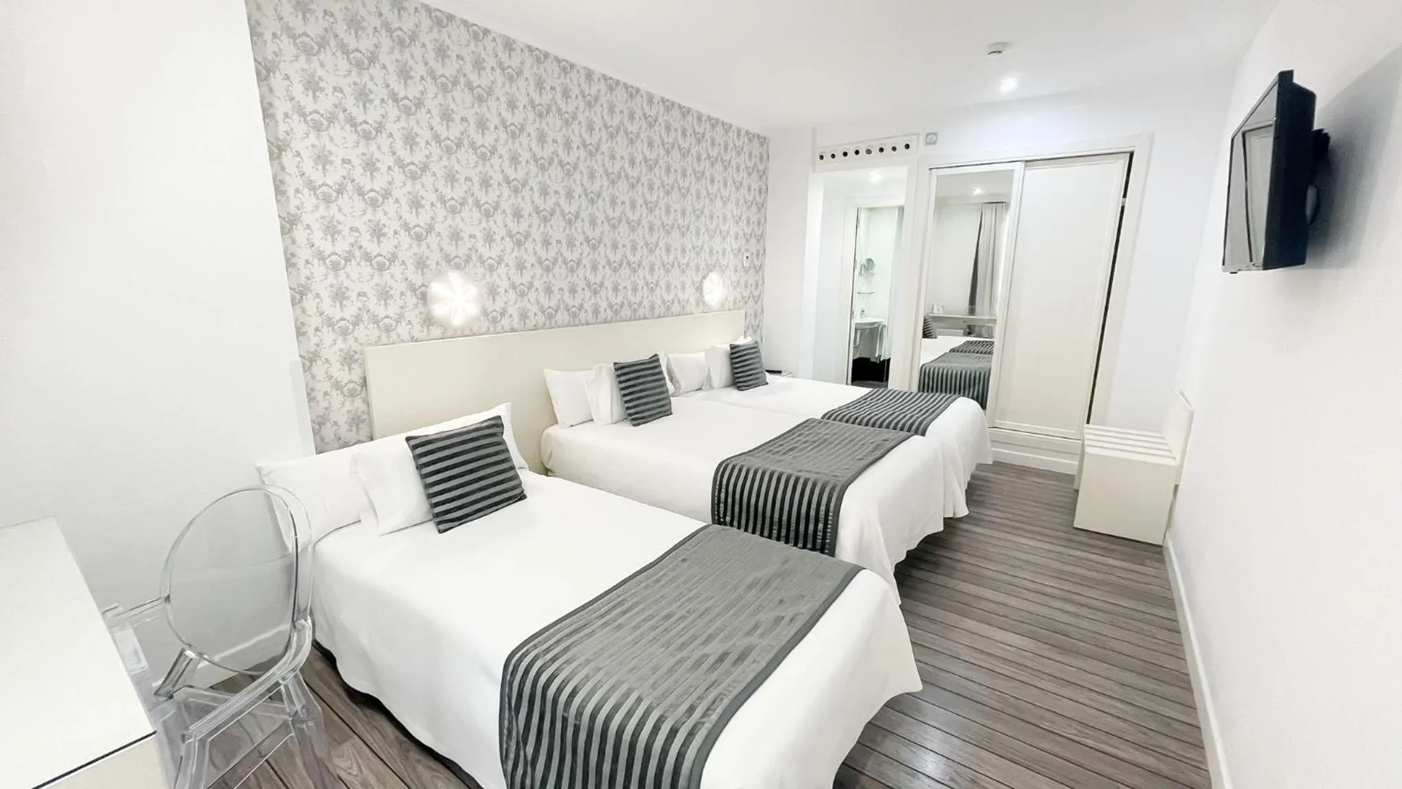 Photo of the whole room, Bed in La Boutique Puerta Osario