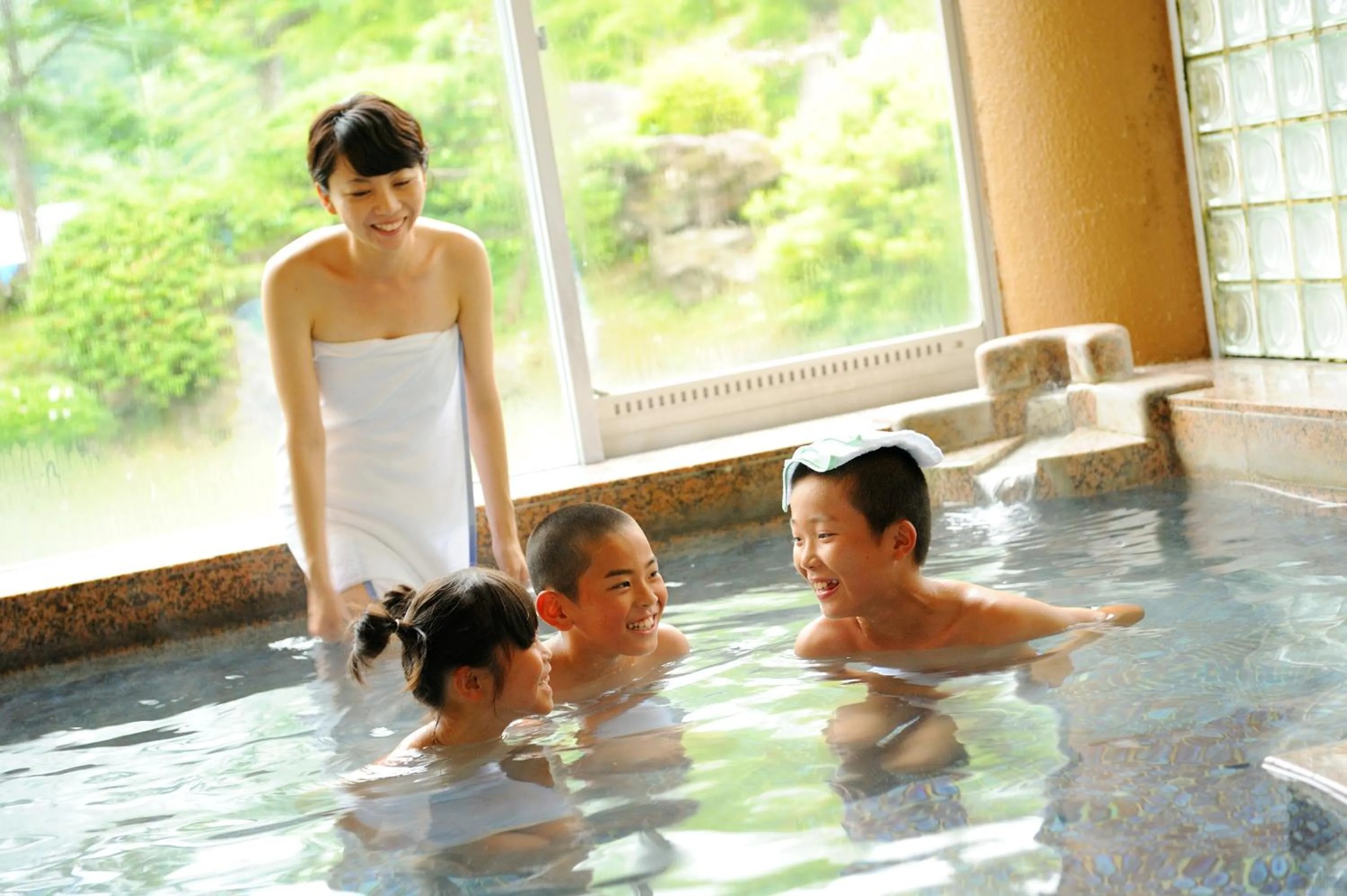 Family in Onogawa Onsen Kajikaso