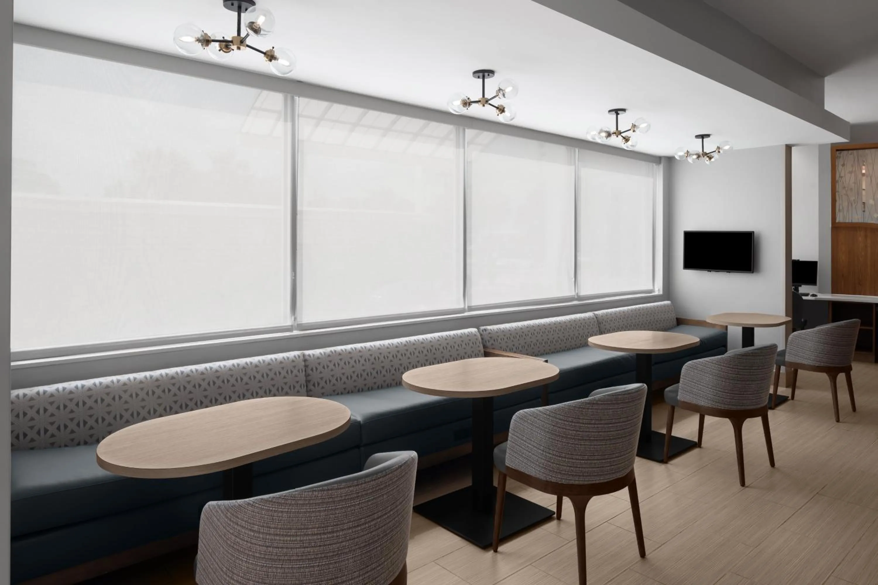 Communal lounge/ TV room in SpringHill Suites Houston Intercontinental Airport