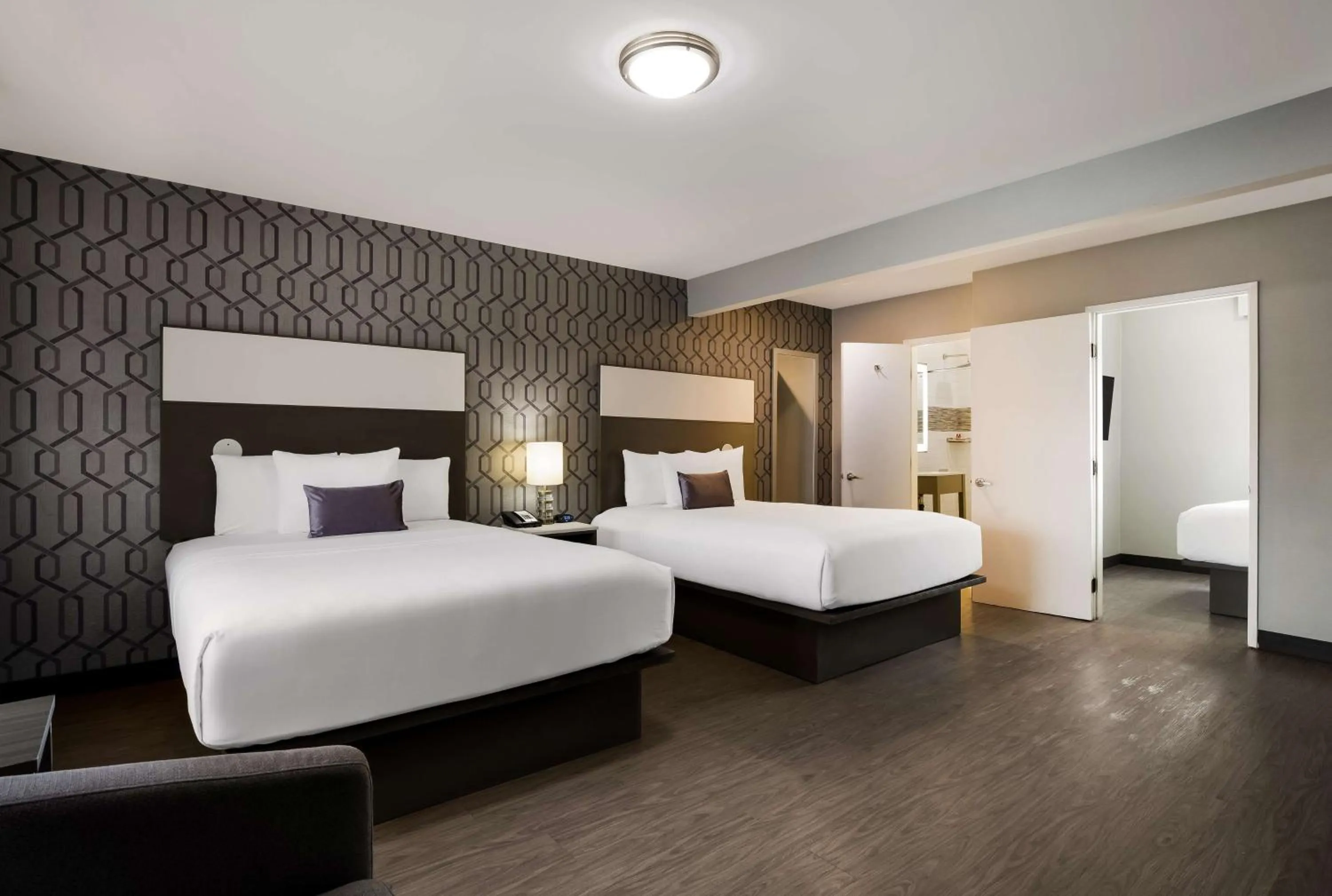 Bedroom, Bed in Sunset West Hotel, SureStay Collection By Best Western