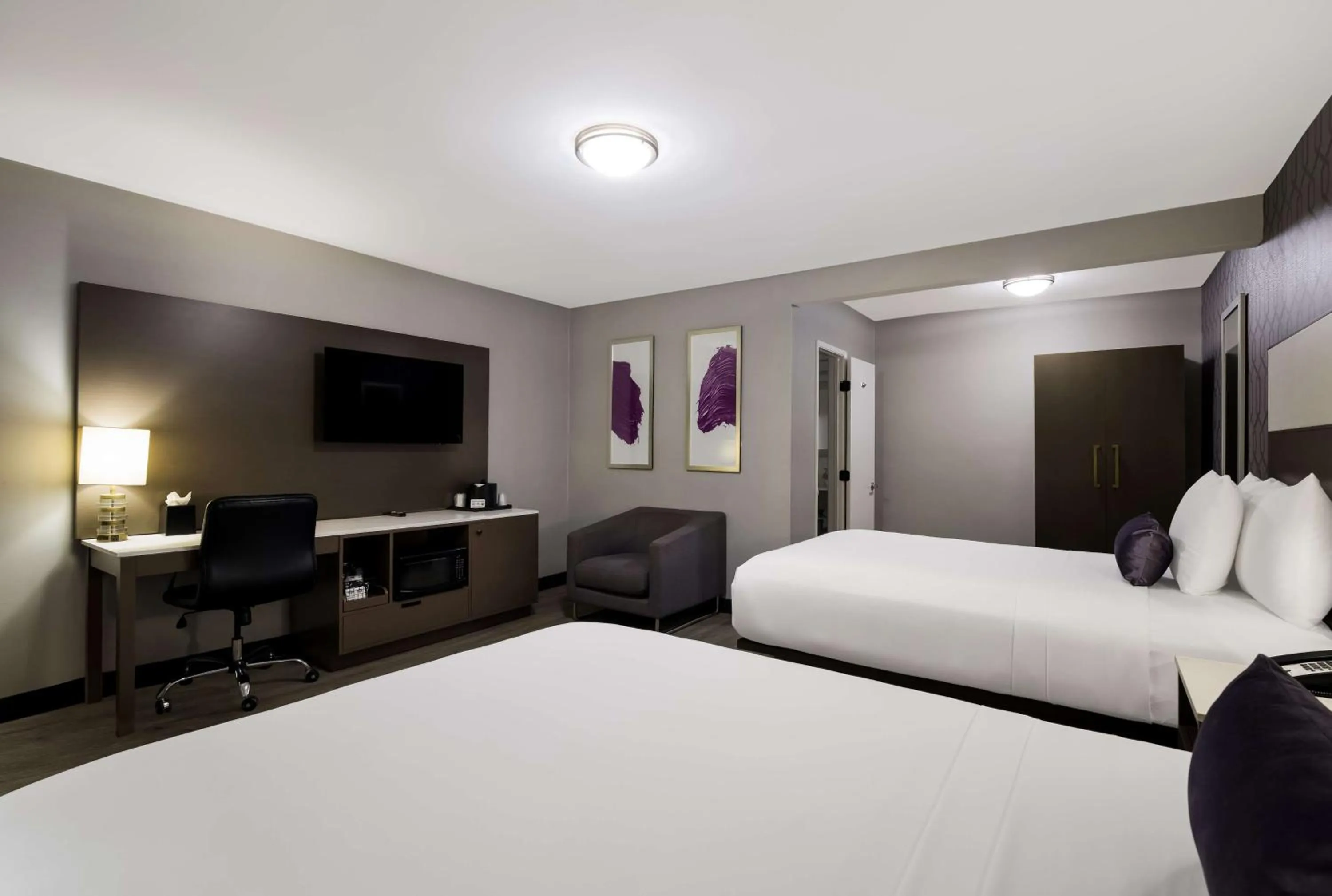 Bedroom, Bed in Sunset West Hotel, SureStay Collection By Best Western