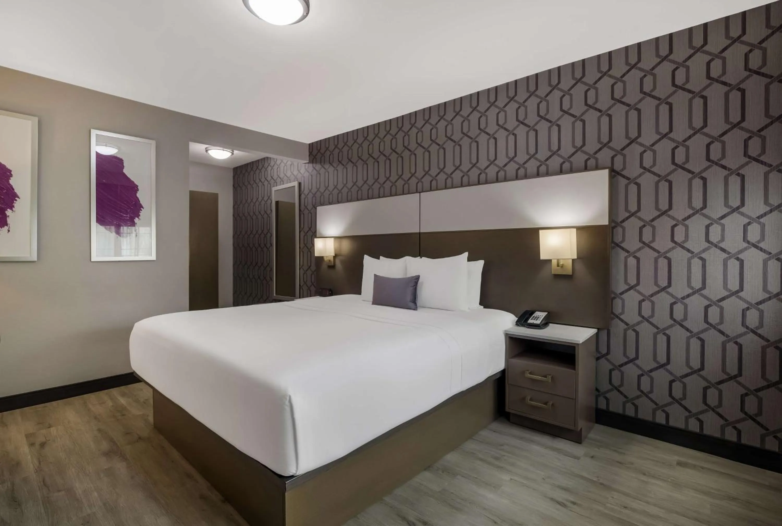 Bedroom, Bed in Sunset West Hotel, SureStay Collection By Best Western