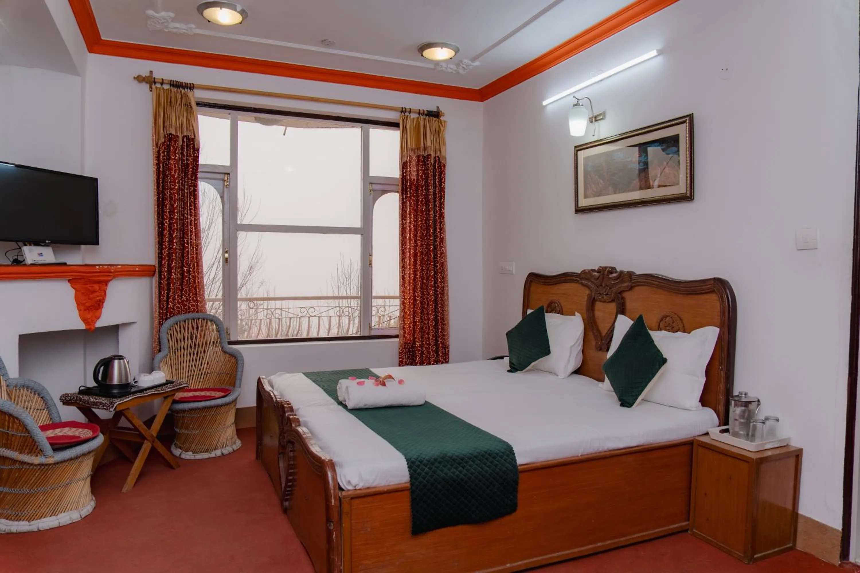 View (from property/room), Bed in Hotel Victoriya Palace,Mcleod Ganj