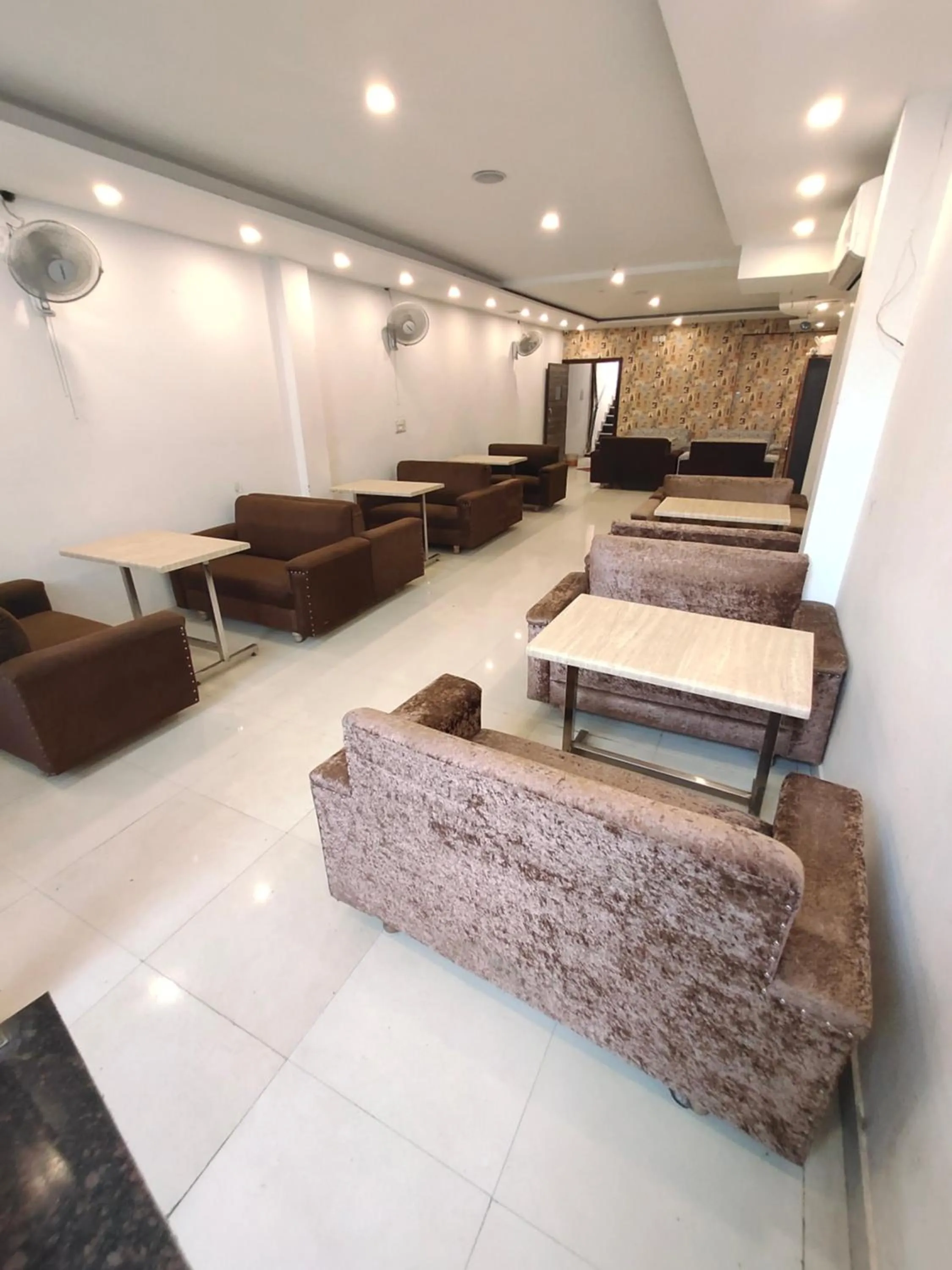 Restaurant/places to eat in Hotel 51