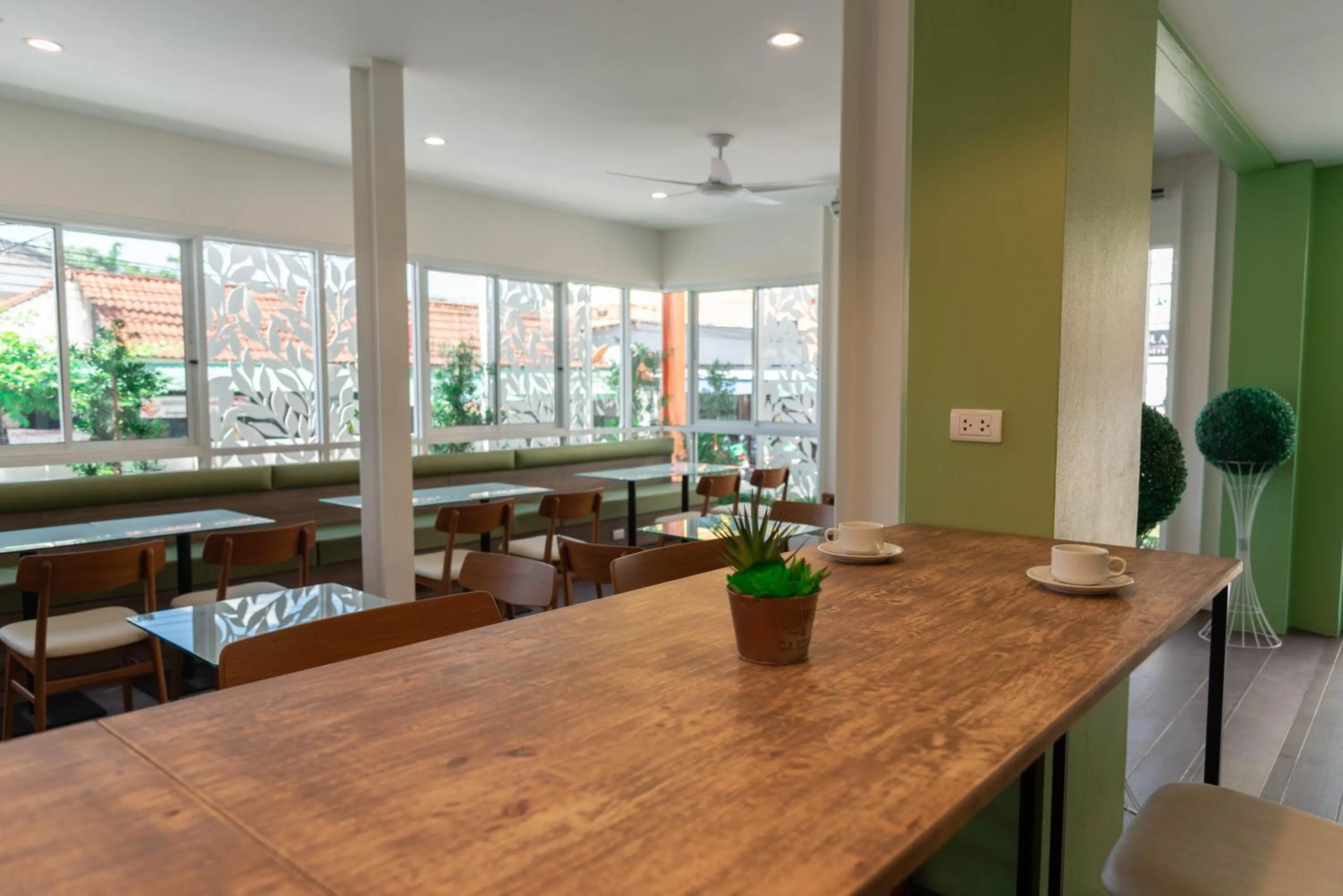 Restaurant/places to eat in Park 38 Hotel - SHA Plus