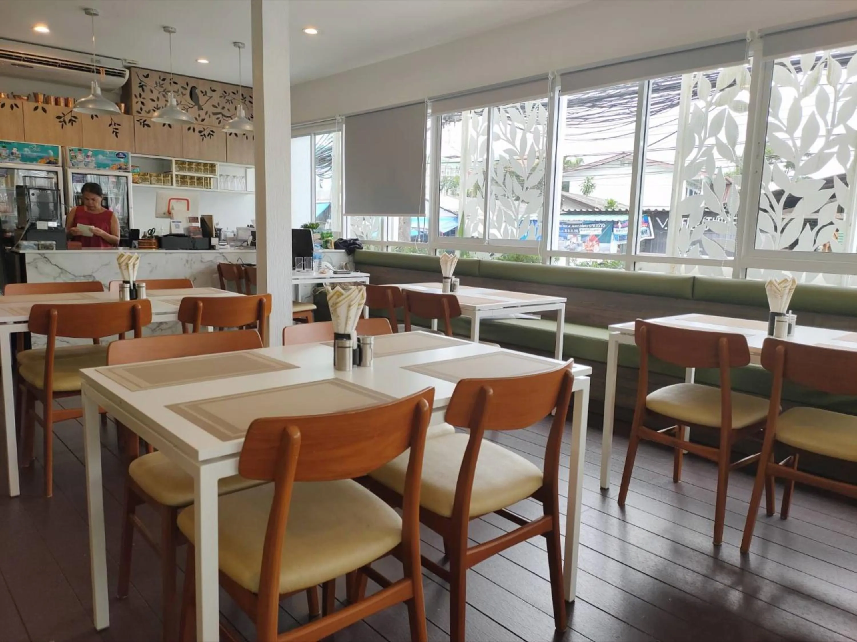 Restaurant/places to eat in Park 38 Hotel - SHA Plus