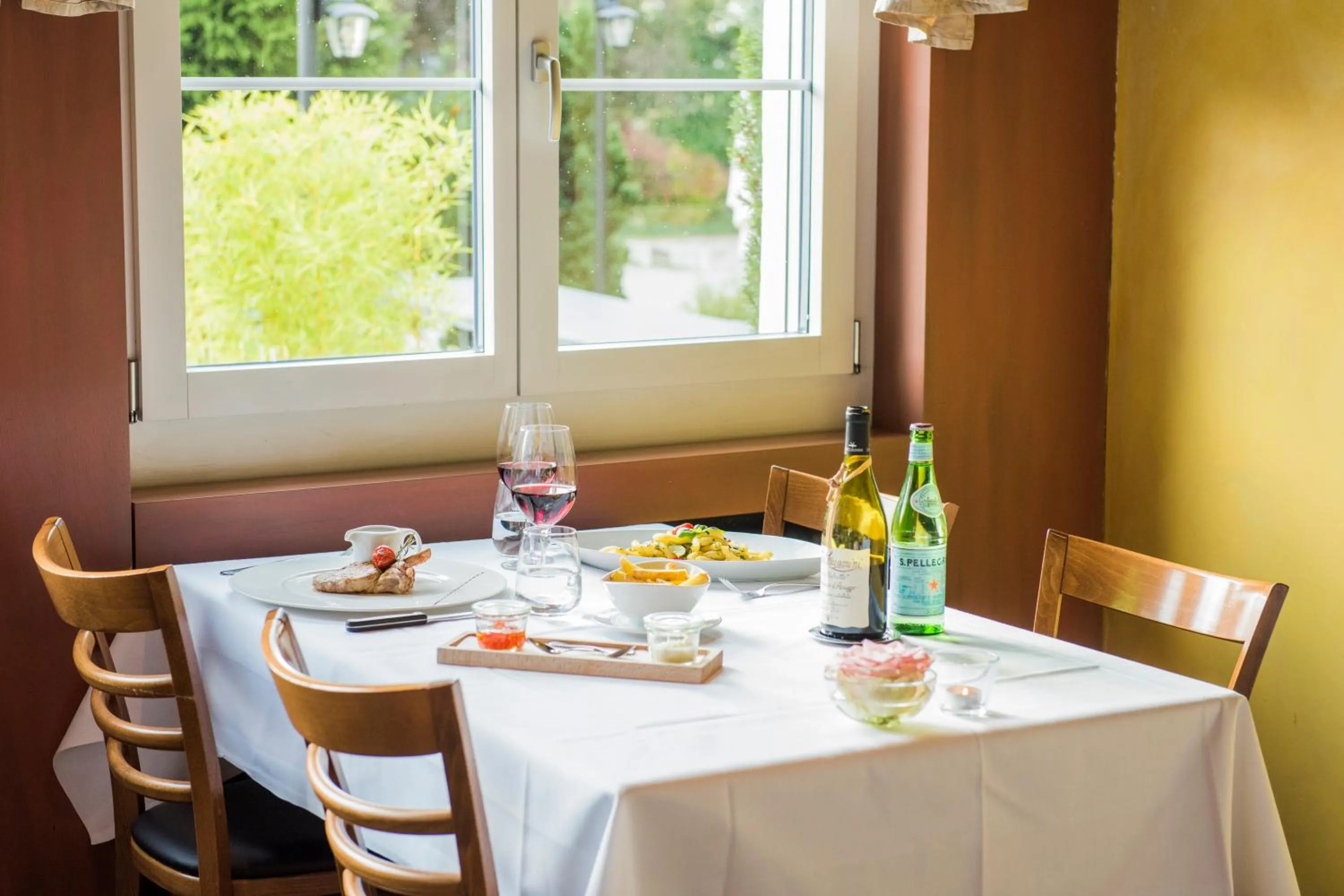 Food and drinks in Hotel Restaurant Neuhaus