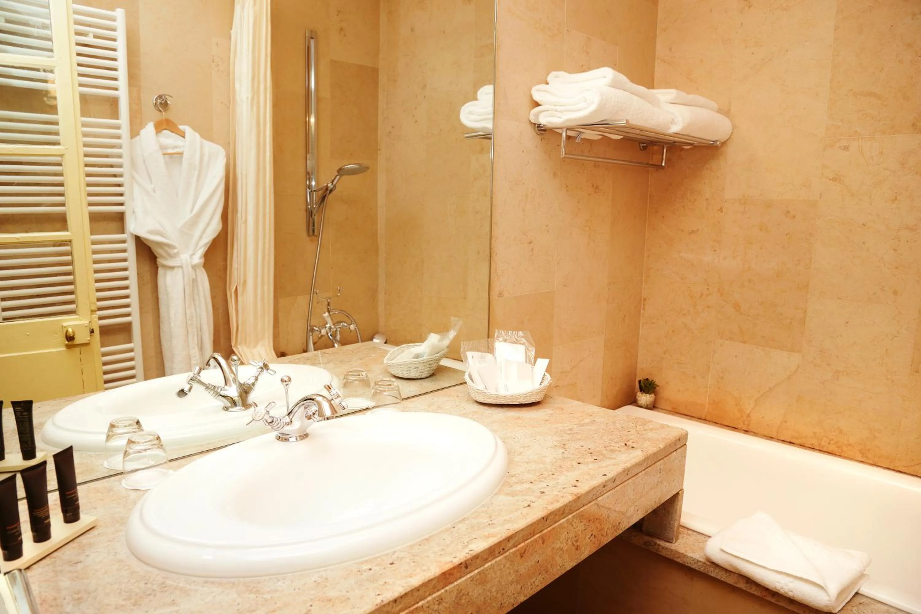 Bathroom in Hotel D'haussonville