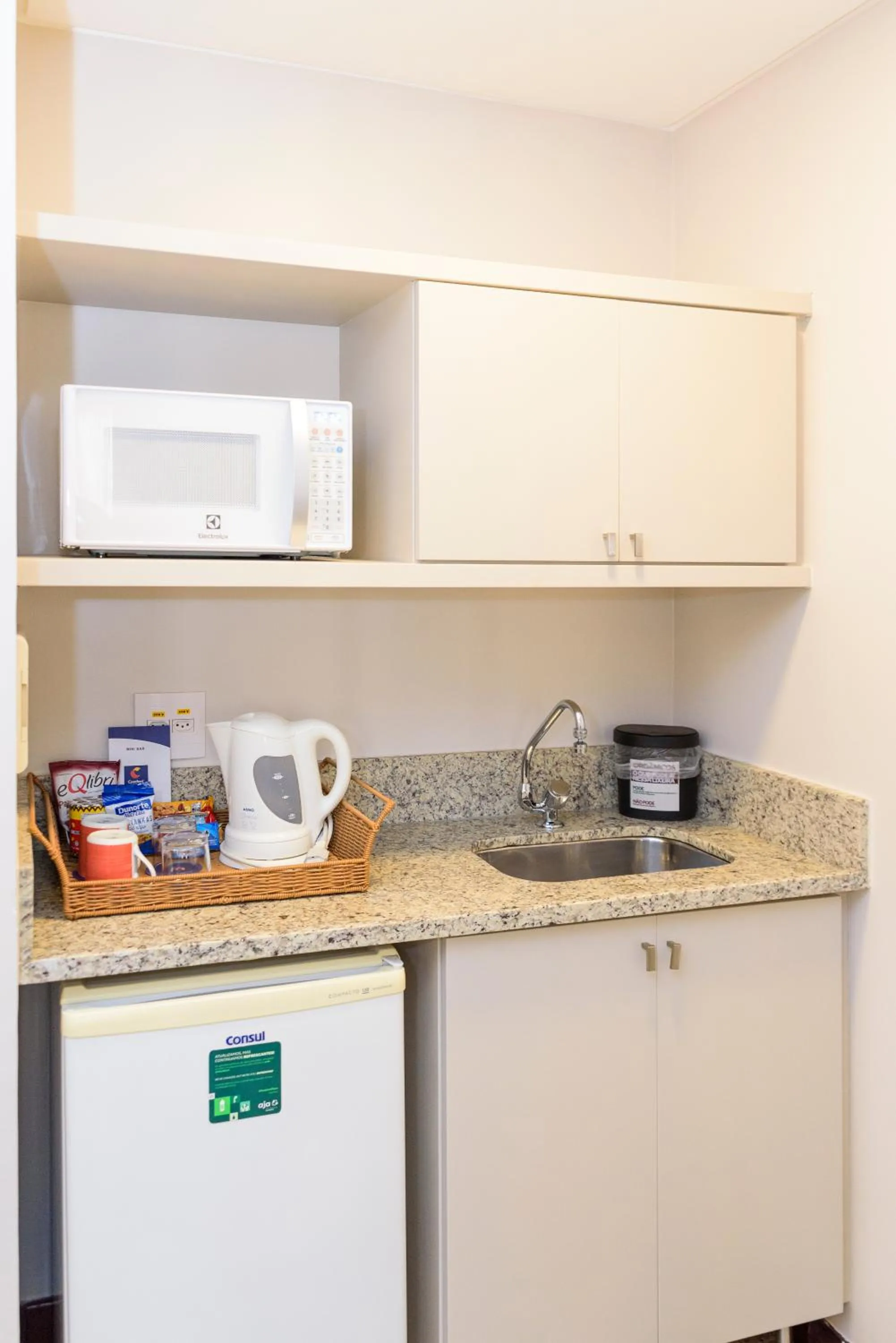 Kitchen or kitchenette in Comfort Suites Brasília