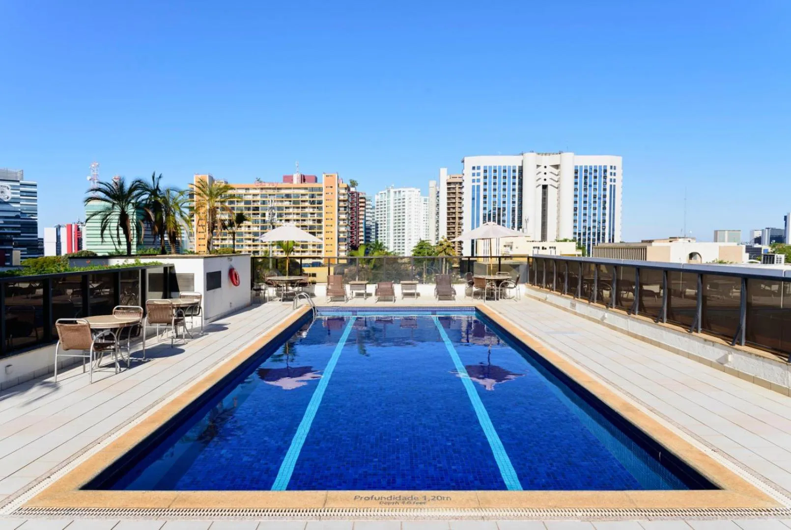 Swimming pool in Comfort Suites Brasília