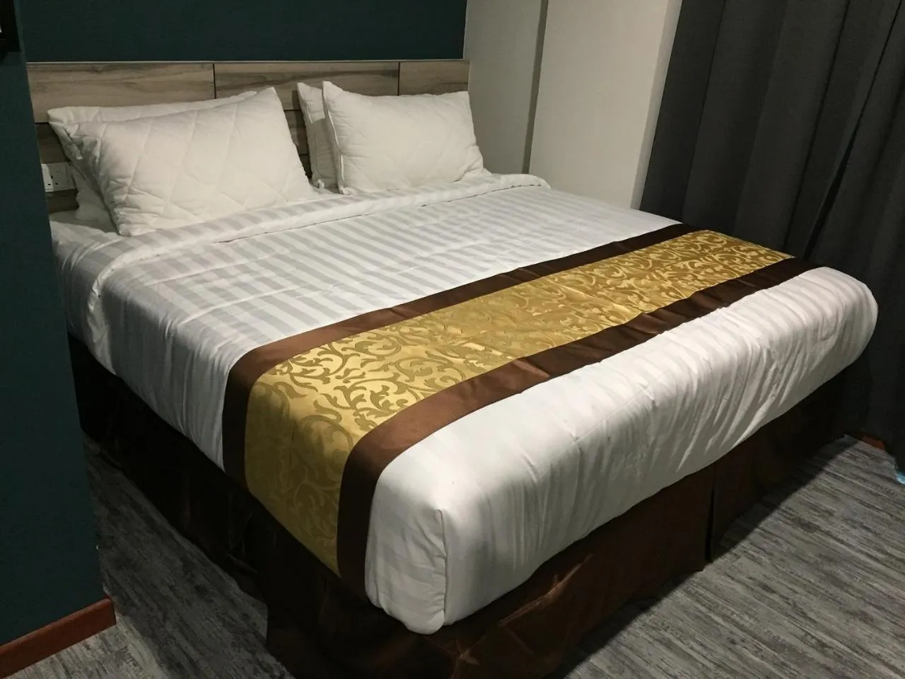 Bed in Meriton Inn