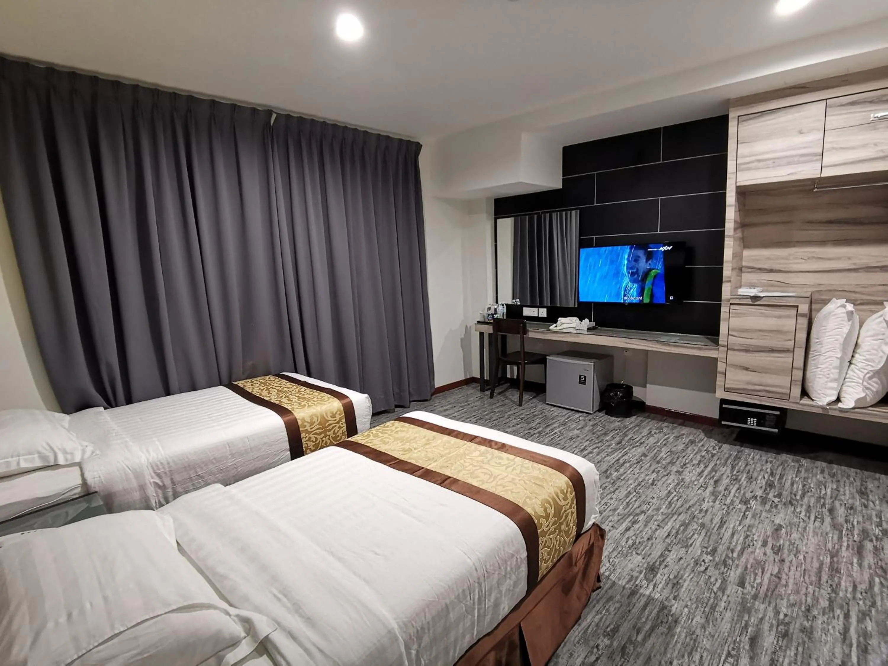 Bed in Meriton Inn
