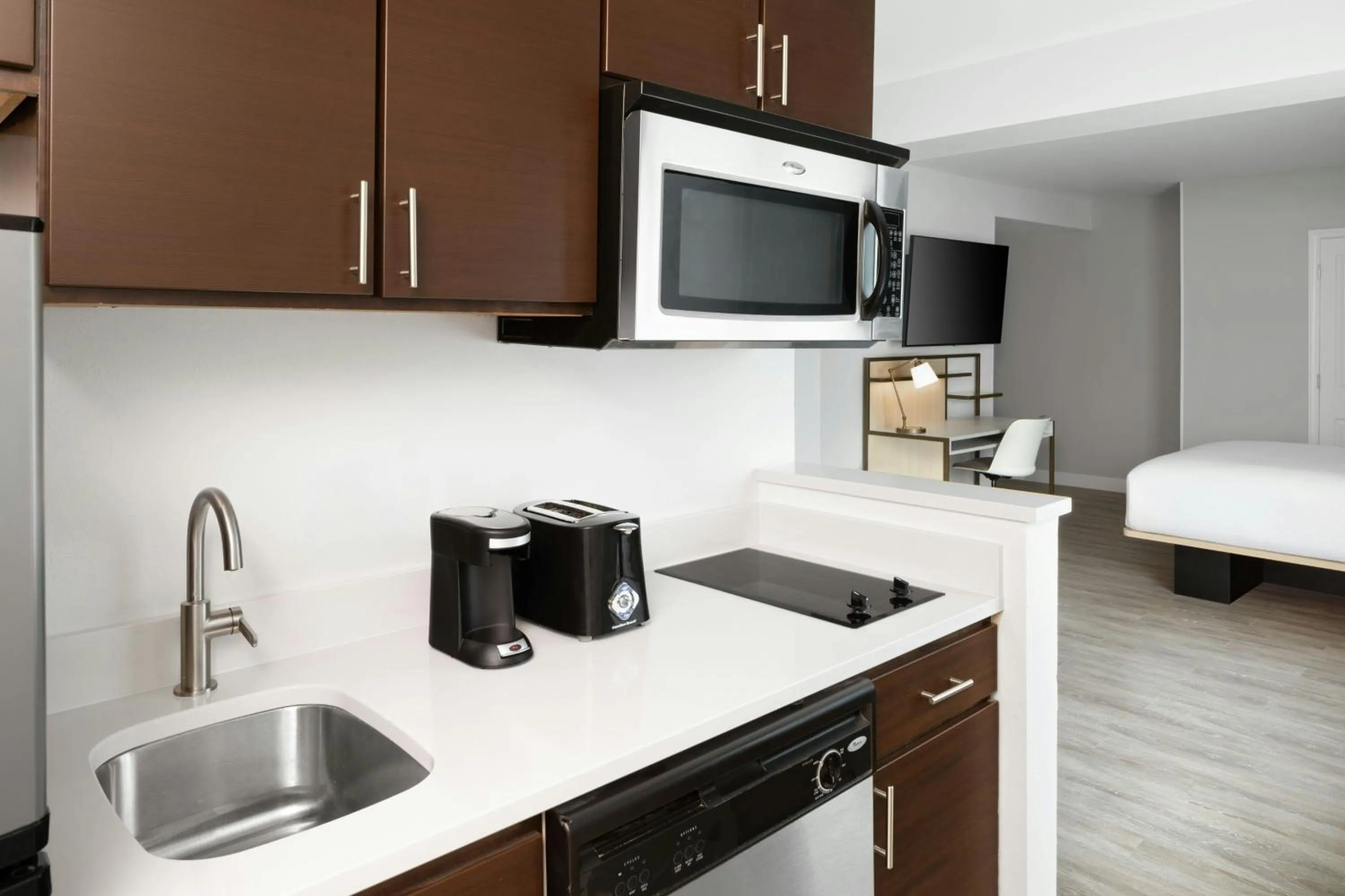 Kitchen or kitchenette, Bed in TownePlace Suites Wilmington Wrightsville Beach