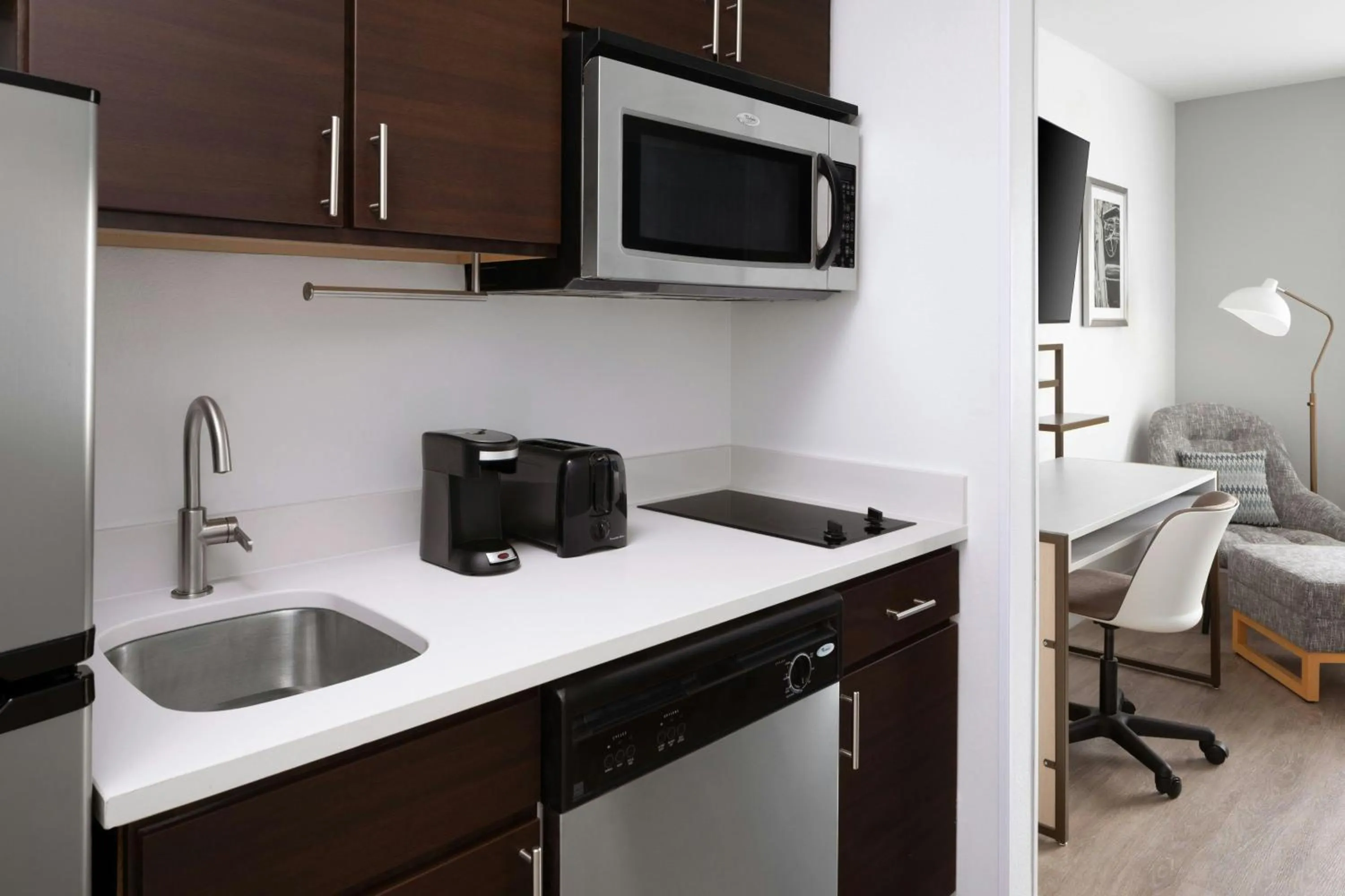 Kitchen or kitchenette, Bed in TownePlace Suites Wilmington Wrightsville Beach