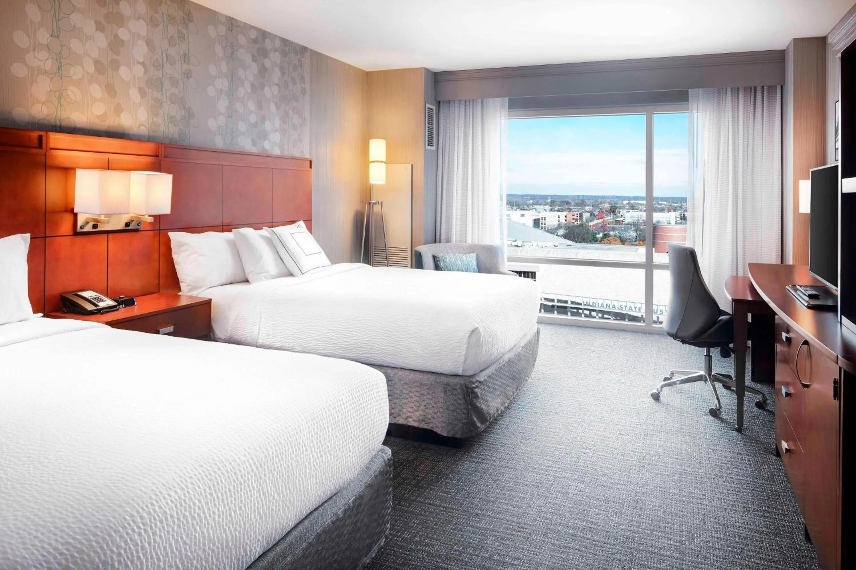 Photo of the whole room, Bed in Courtyard Indianapolis Downtown